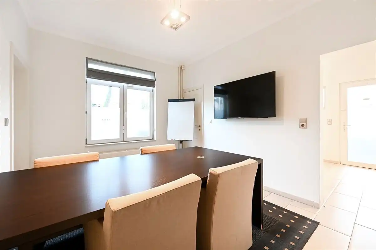 Gemeubelde kantoorruimte all in foto 3