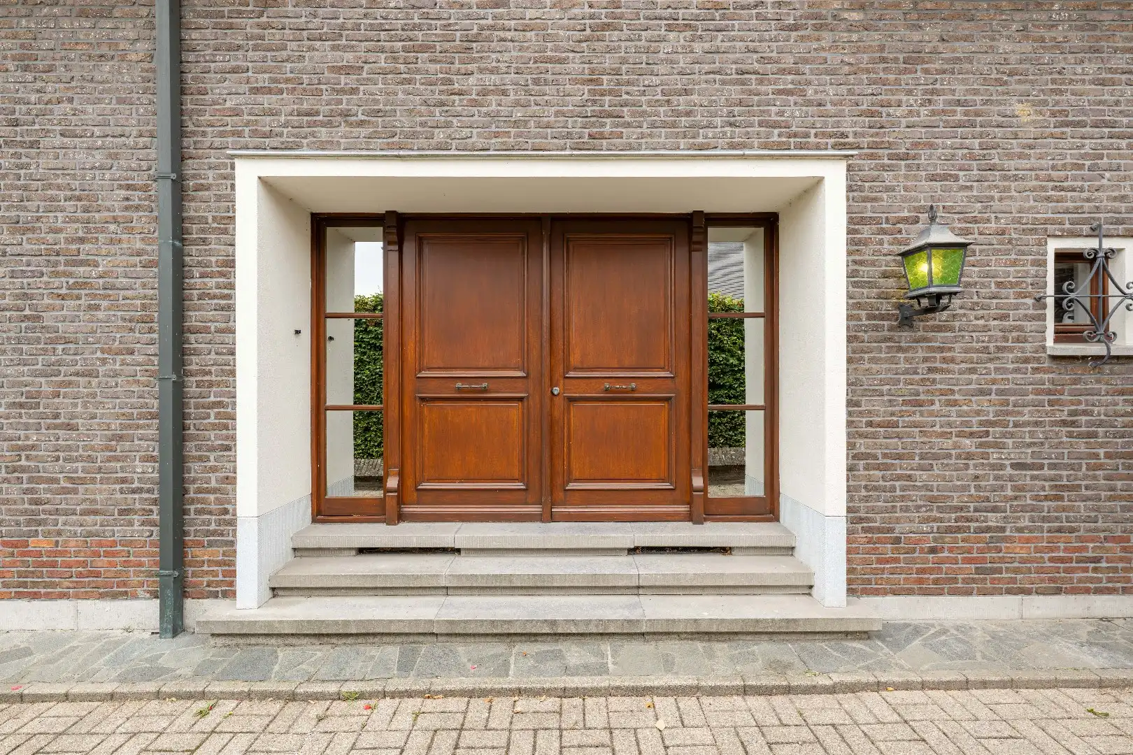 KARAKTERVOLLE ALLEENSTAANDE WONING MET 5 SLAAPKAMERS EN TUIN foto 2