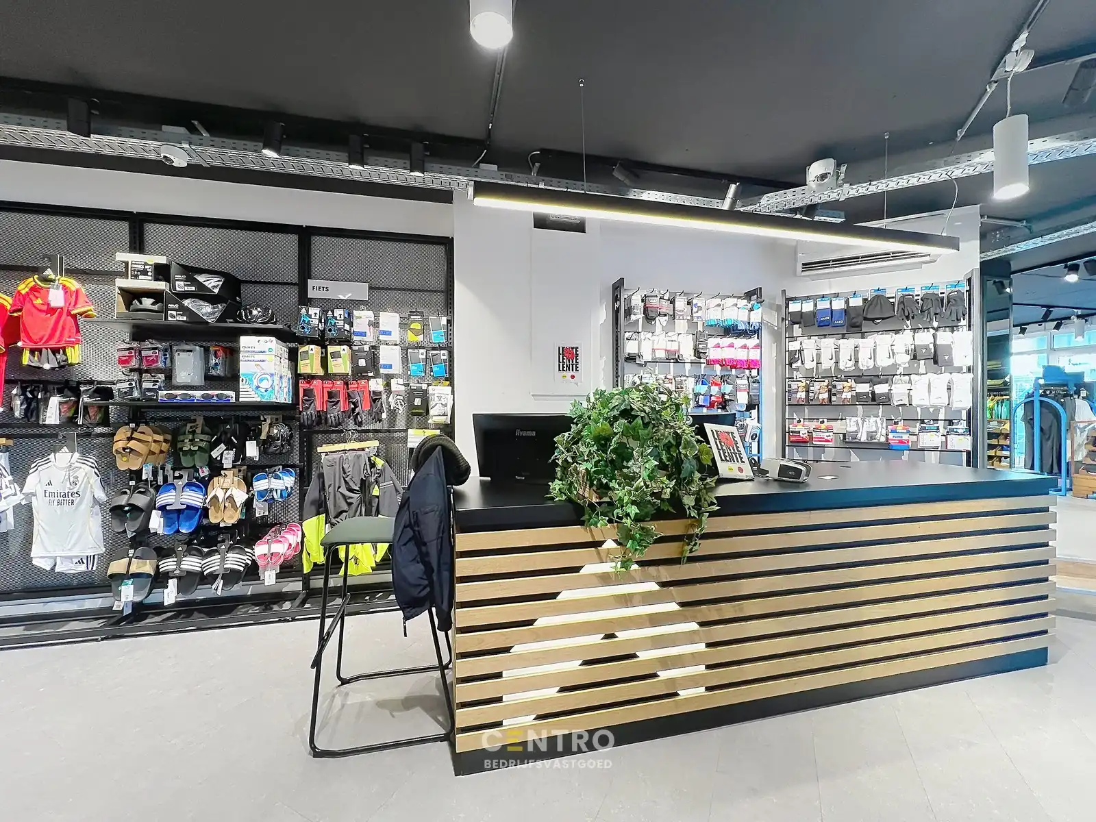 Instapklare commerciële ruimte van ca. 300 m². Uitstekend gelegen met veel passage en zichtbaarheid, ideaal voor retail of showroomconcepten ! foto 11