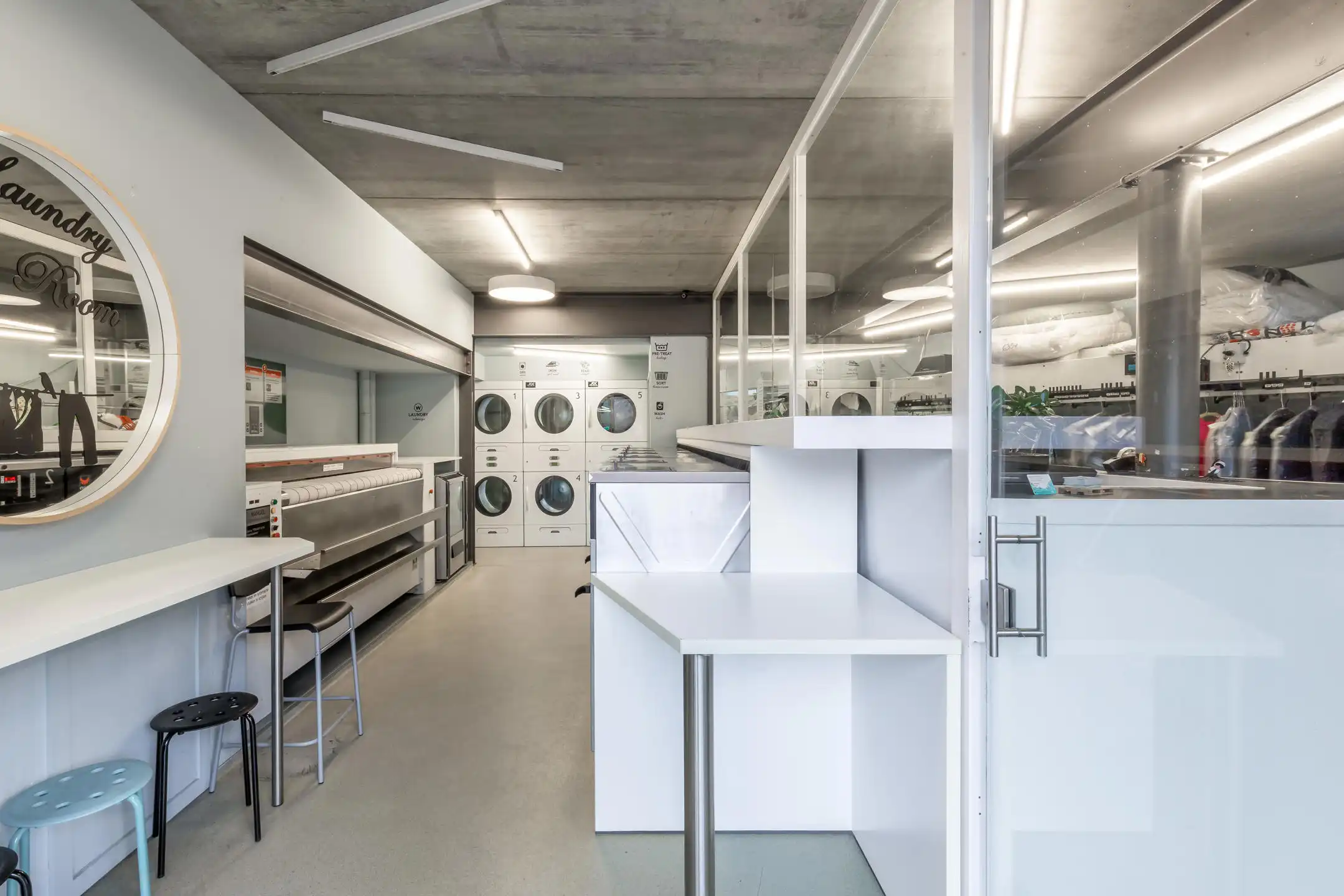 Modern gebouw met handelsgelijksvloers + duplex 1slpk app. foto 24