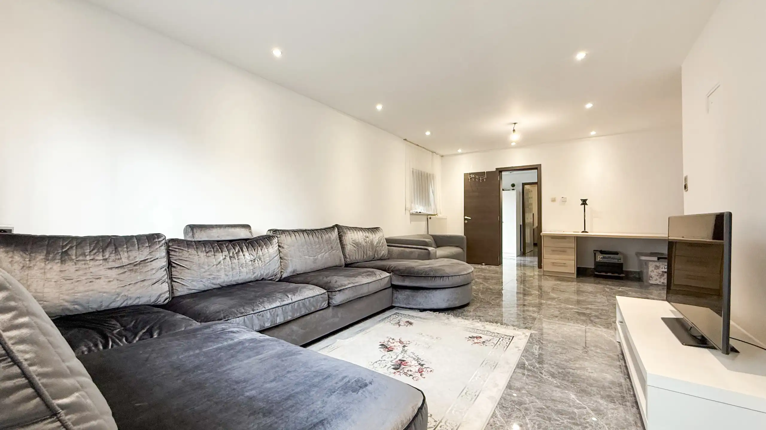 Instapklare vernieuwde woning van 170m² met 3slpks! foto 3