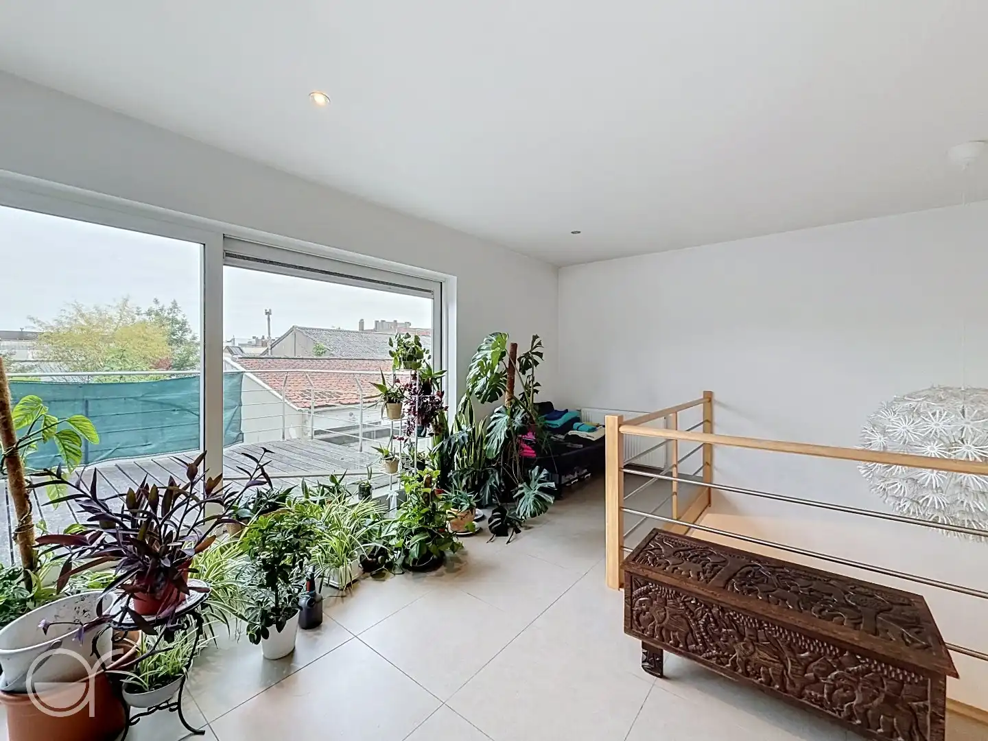 Moderne woning met terras en tuin foto 10