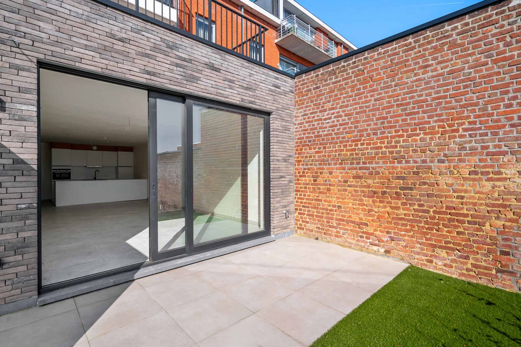 Gelijkvloers appartement met terras en tuin foto 10