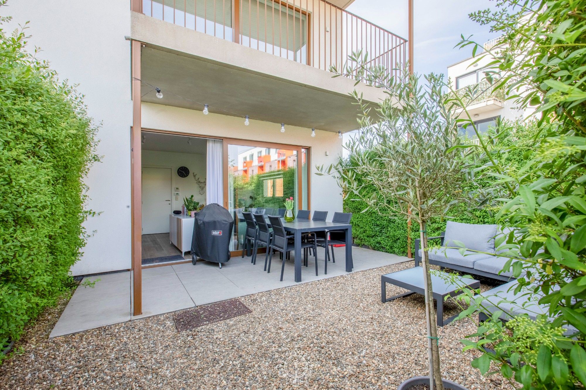Gelijkvloersappartement met tuintje en staanplaats op toplocatie in Sint-Niklaas foto {{pictureIndex}}