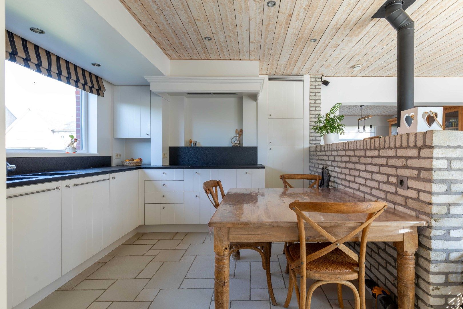 Vernieuwde energiezuinige alleenstaande woning met bijgebouwen  foto 7