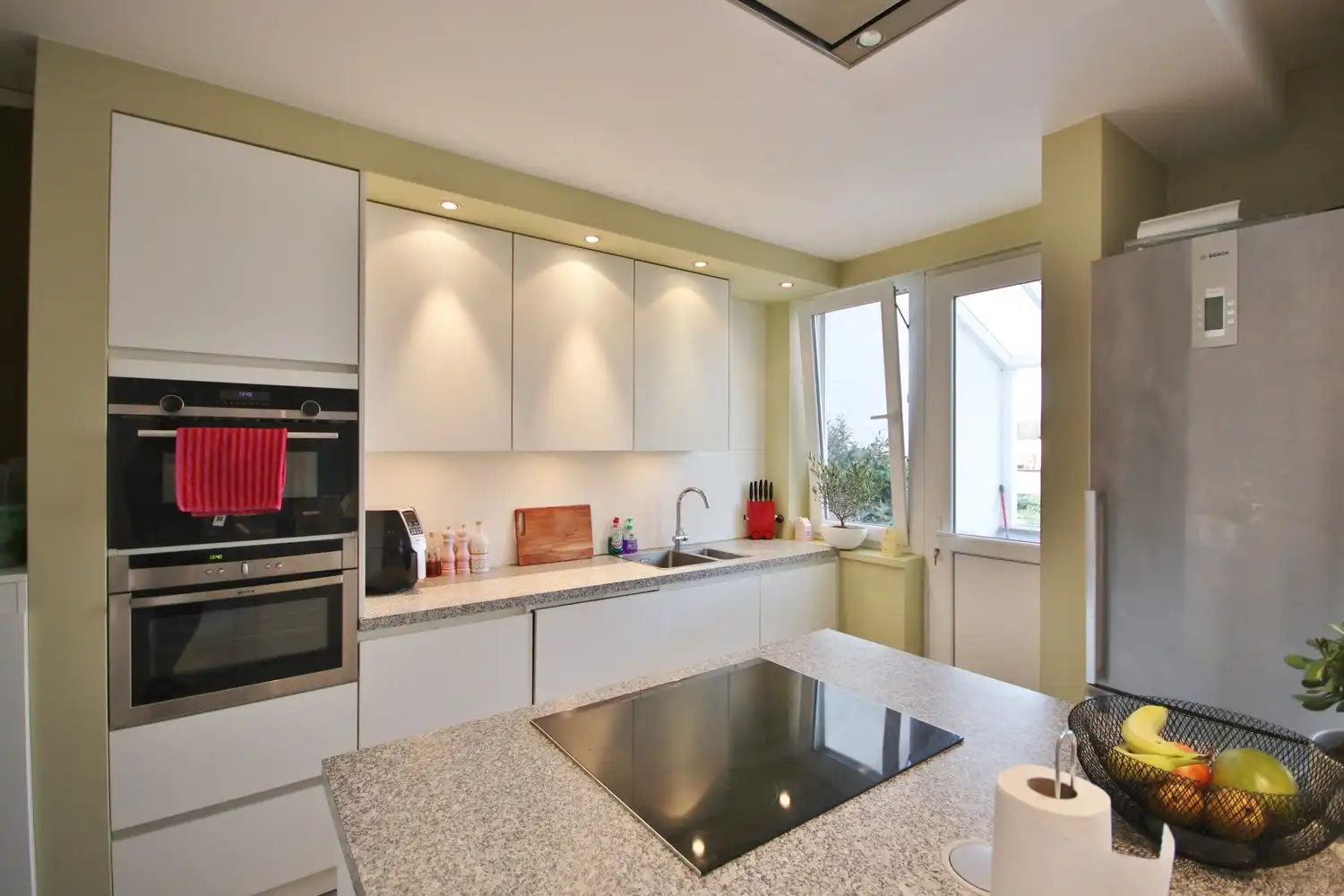 Appartement op gunstige locatie met groot terras foto 6