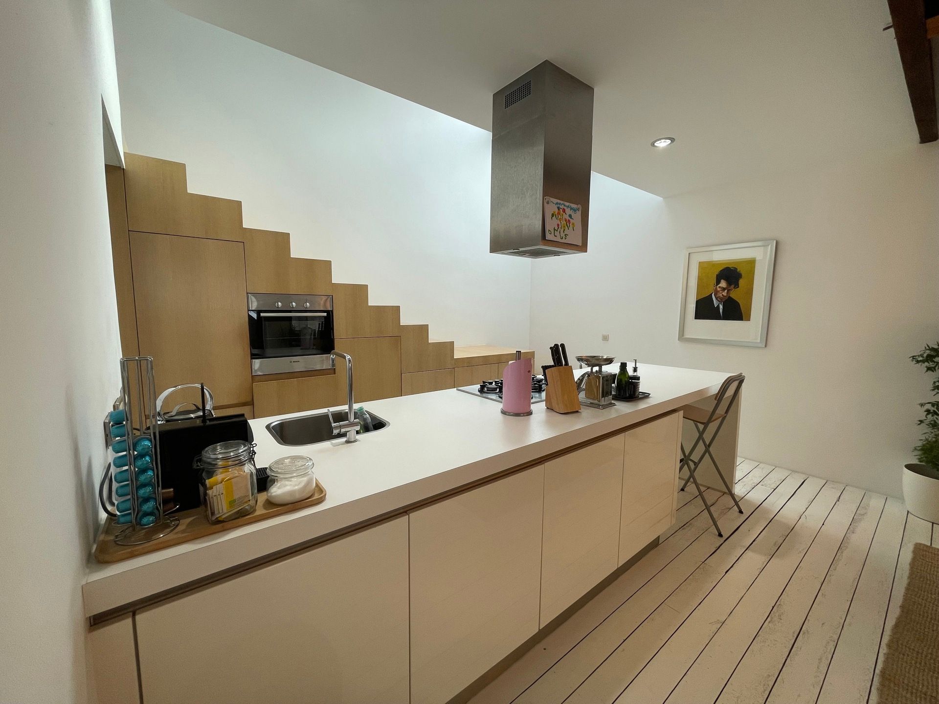Bemeubelde loft met veel lichtinval foto 5