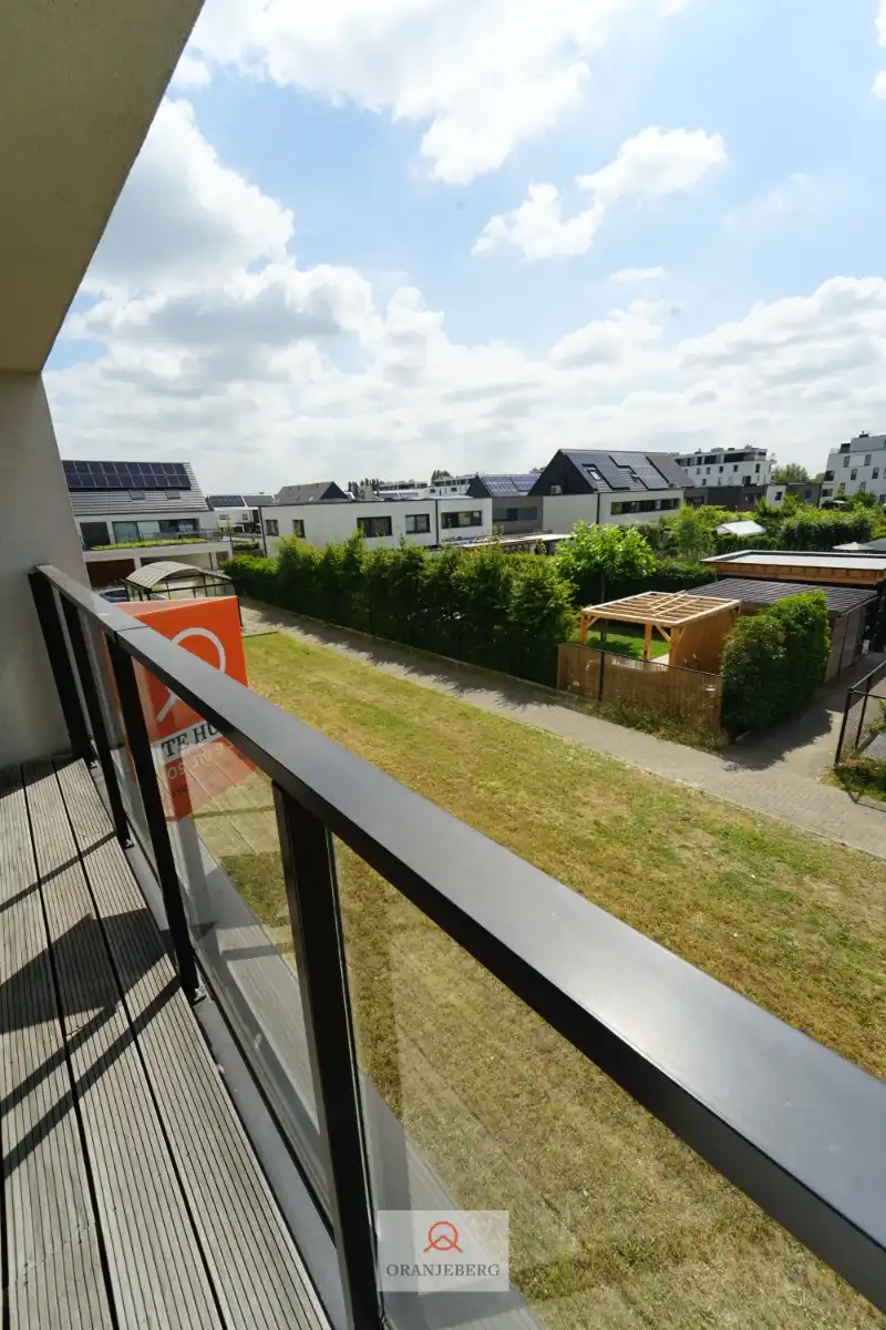 Recent één-slpk app met terras en staanplaats! foto 6