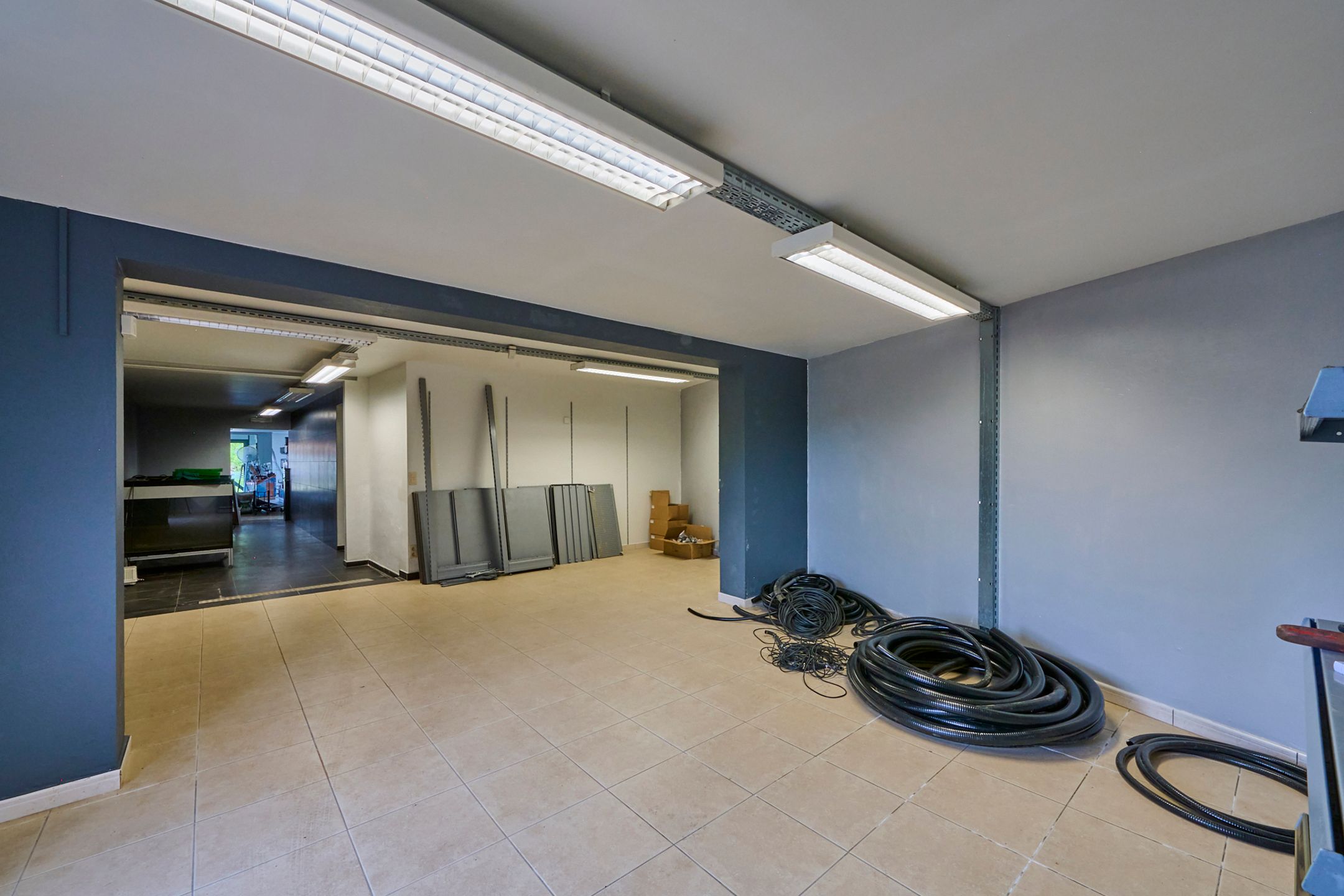 Ruim handelspand met woonst (3slpk)- zwemvijver  - diverse mogelijkheden !  foto 10