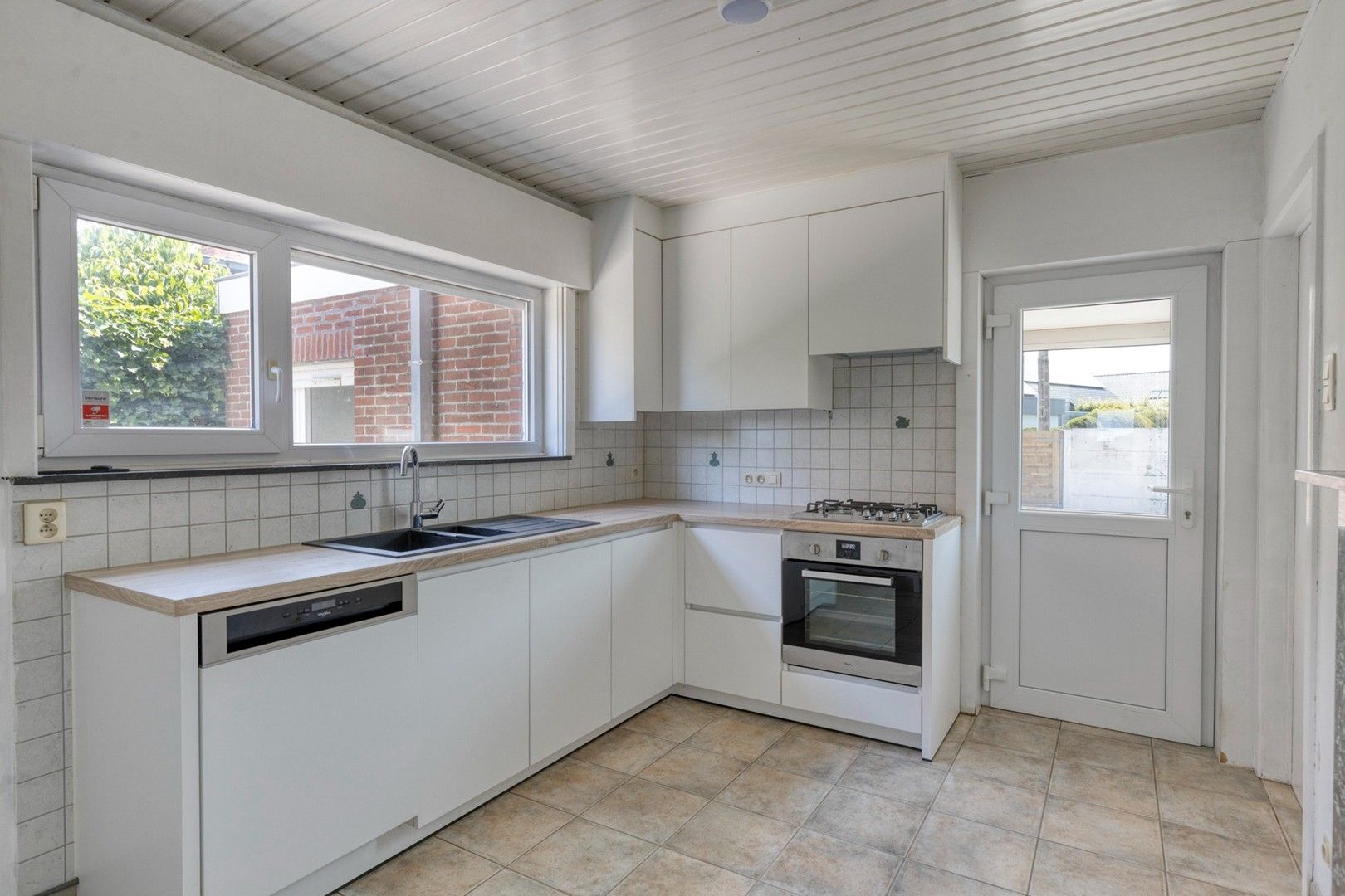 Charmante alleenstaande woning met tuin en achterliggende garage foto 4