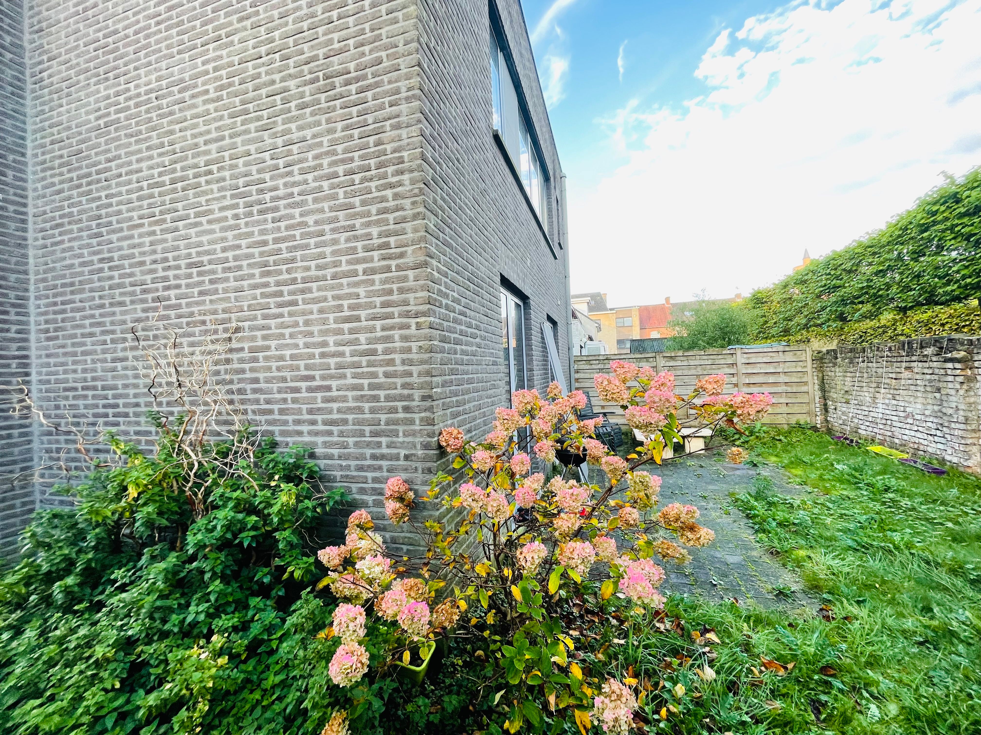 Vooraan Assebroek, Degelijk gebouwde ( 2006) energiezuinig appartementsgebouw met 2 mooie vergunde appartementen , grote garage en tuin. foto 25