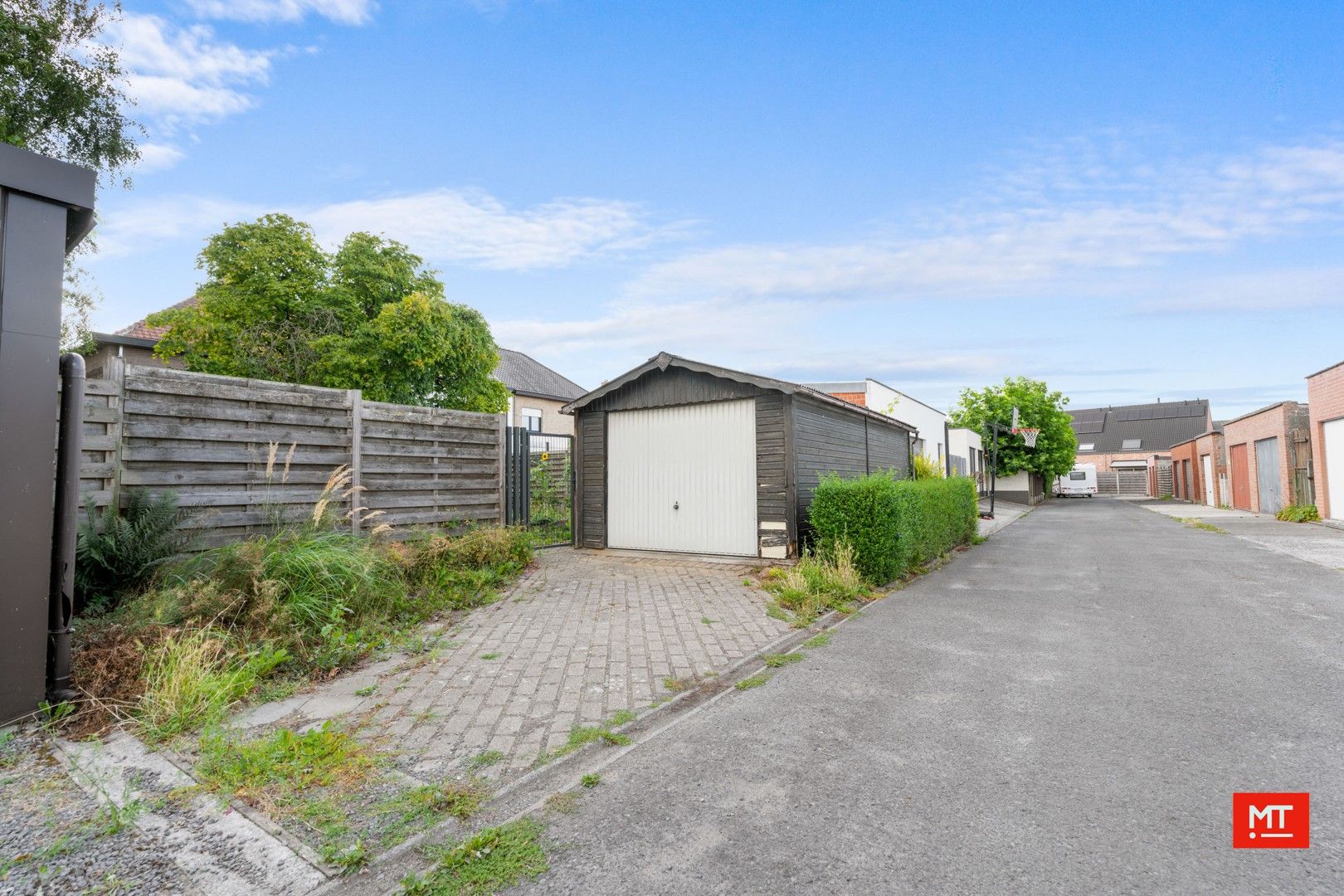 Kloeke, halfopen woning met 3 slaapkamers, garage en tuin op een rustige locatie in Wervik foto 3