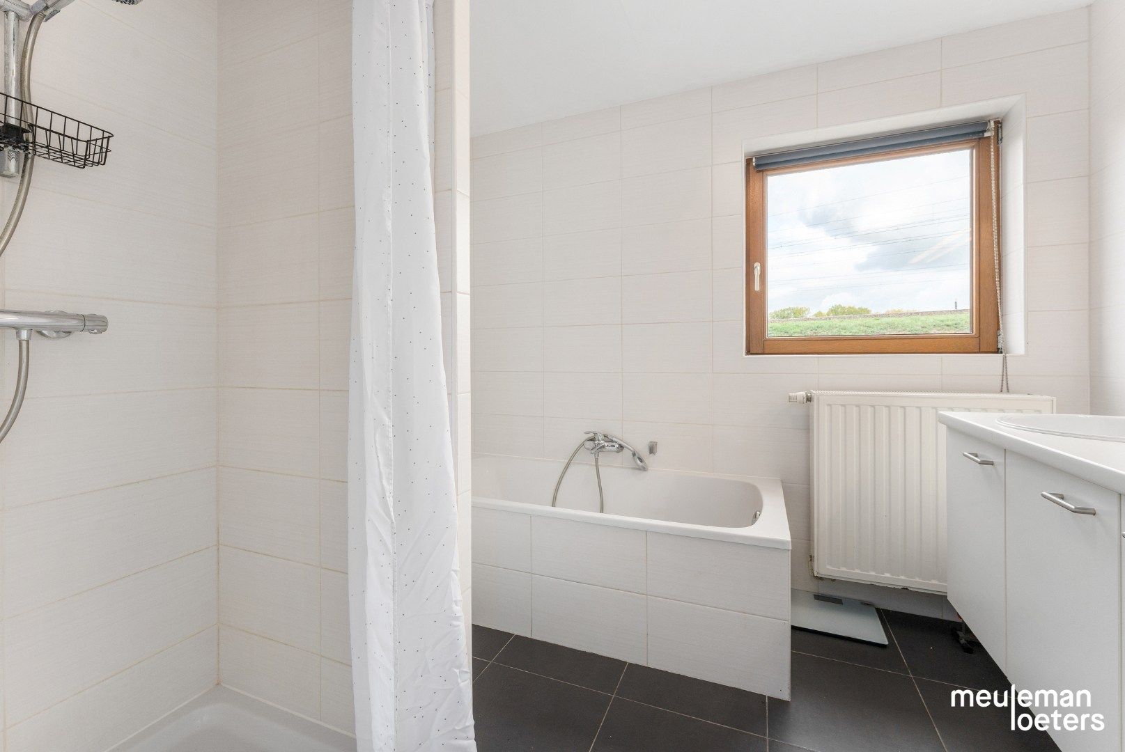 Eigentijdse halfopen woning met carport en tuin foto 12