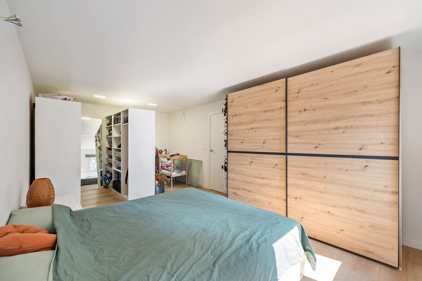 Trendy en ruim appartement met autostaanplaats en tuin in hartje Kapellen! foto 11