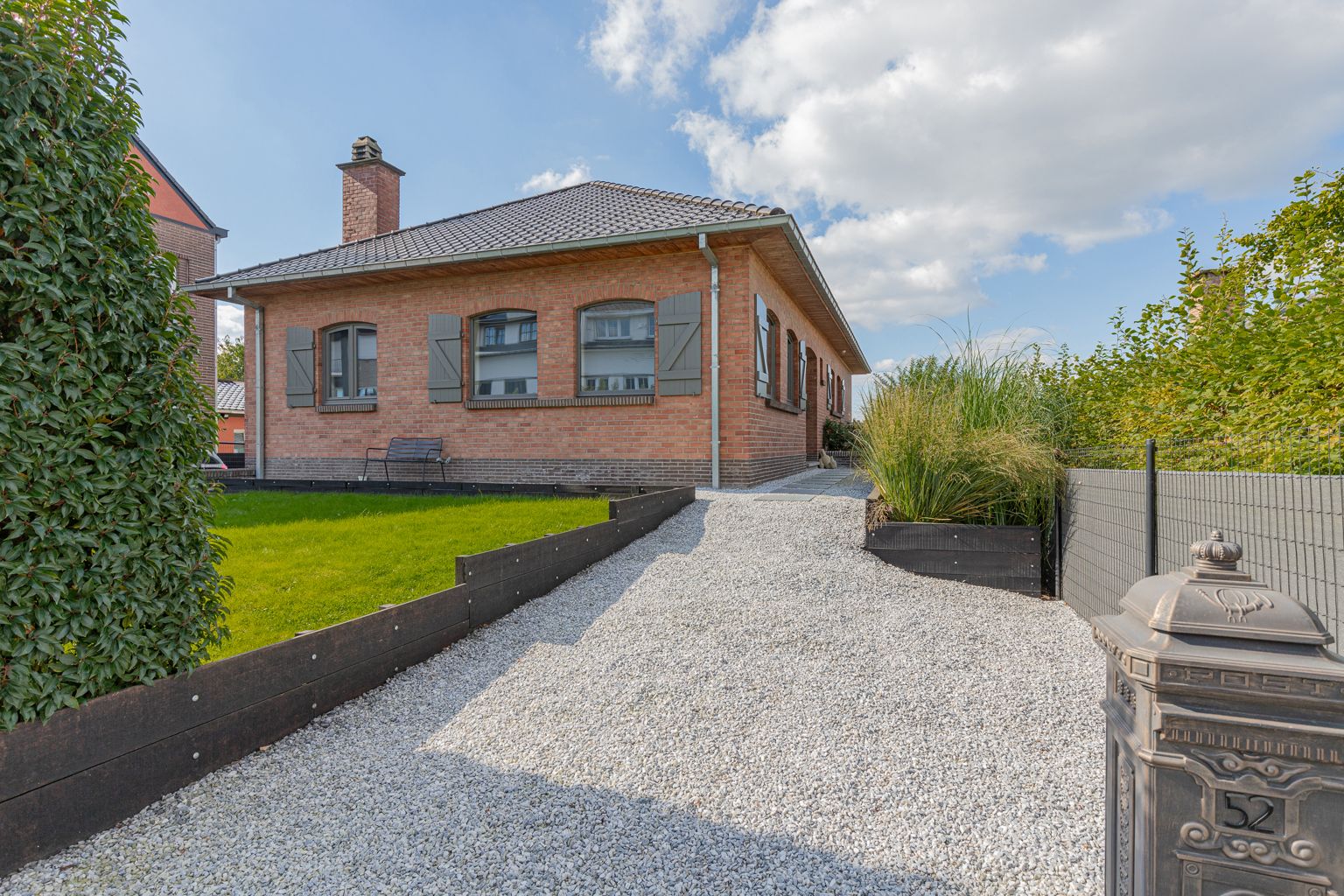 Karaktervolle  bungalow met 3 slpk, garage en tuin foto 1