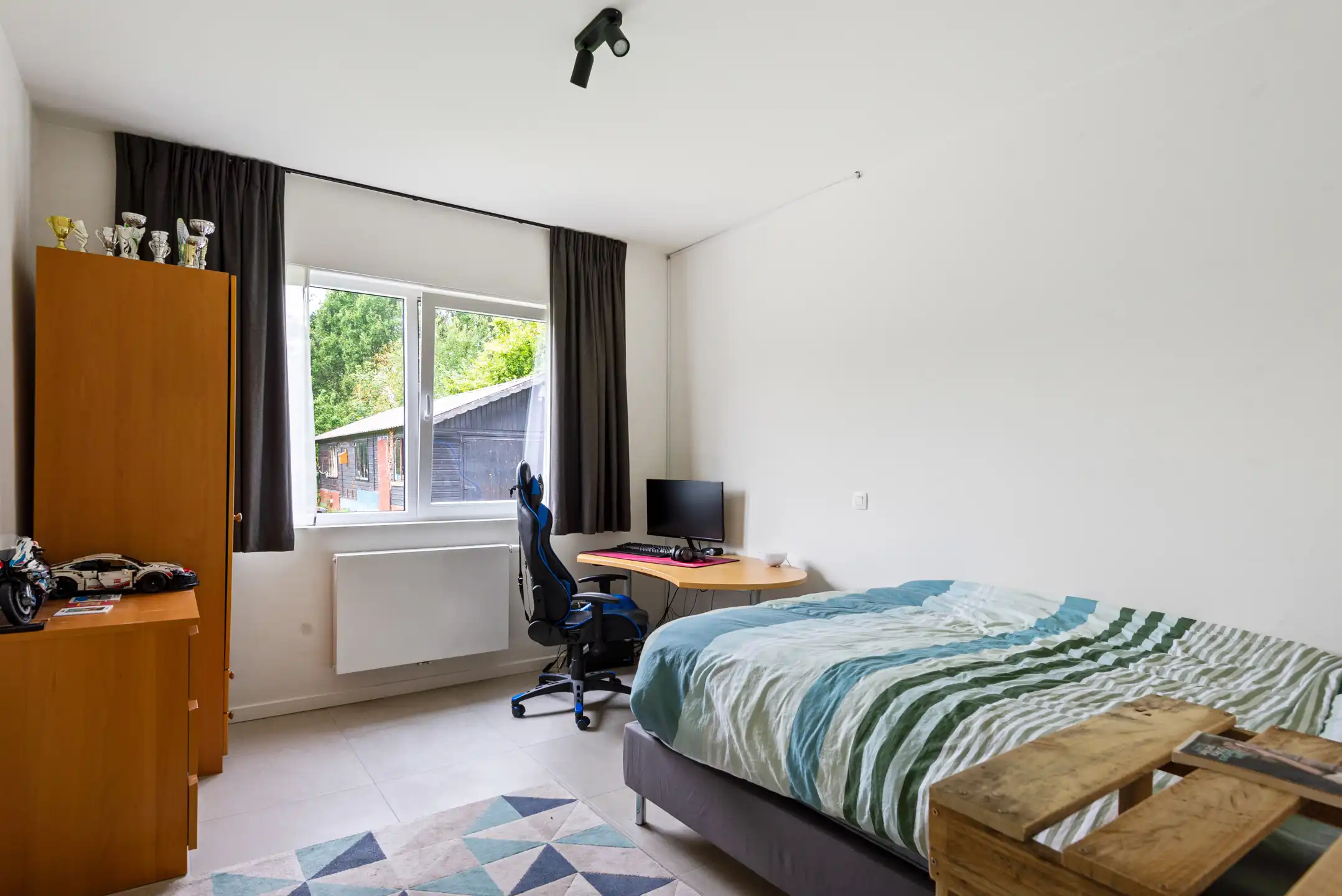 Moderne, instapklare Bungalow met 4 slpk. en 2 badk. en bijgebouw op 12 are 30 ca foto 15