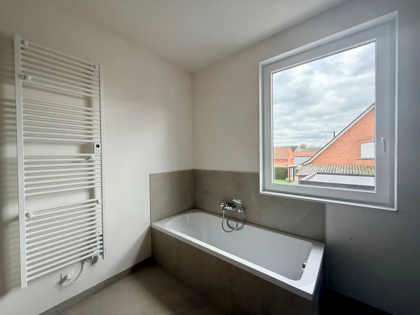 Uitzonderlijk ruime halfopen woning! foto 21