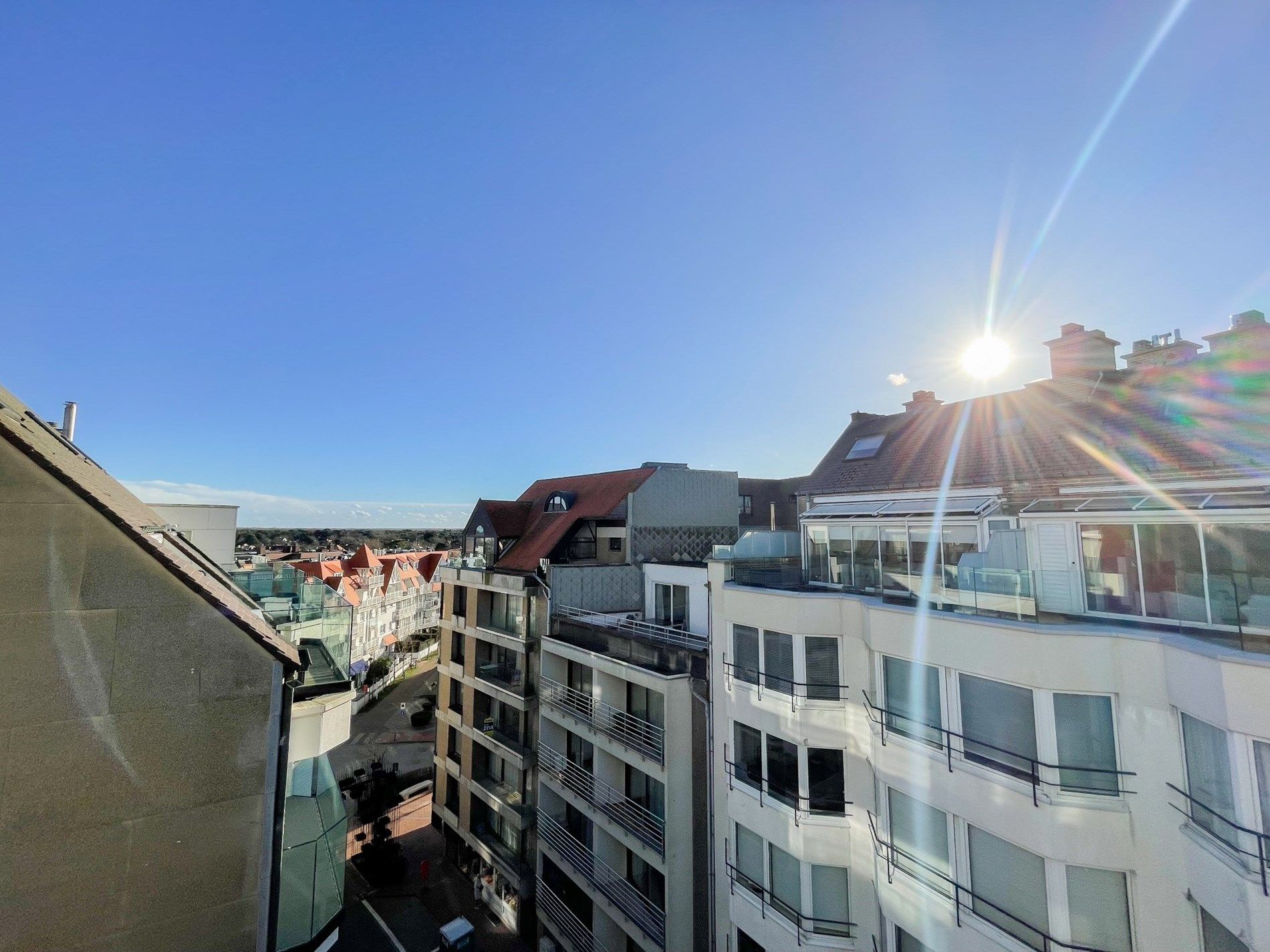 Appartement met zijdelings zeezicht en een ruim zuidwest gericht terras. foto 7
