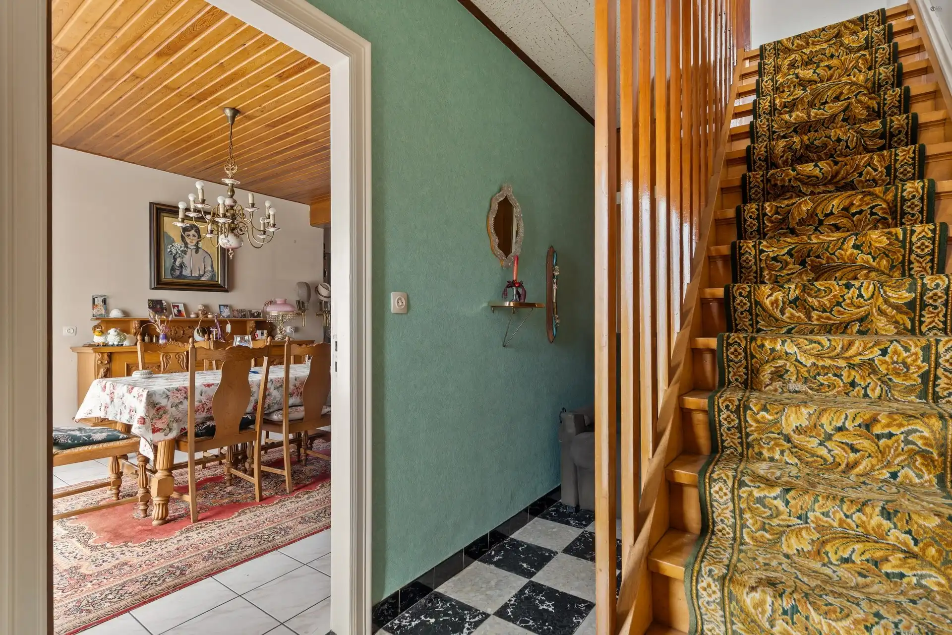 Te renoveren Half open bebouwing op eeen gunstige locatie foto 3