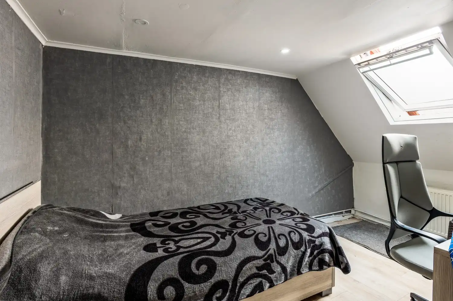Huis op centrale locatie met veel potentieel! foto 12