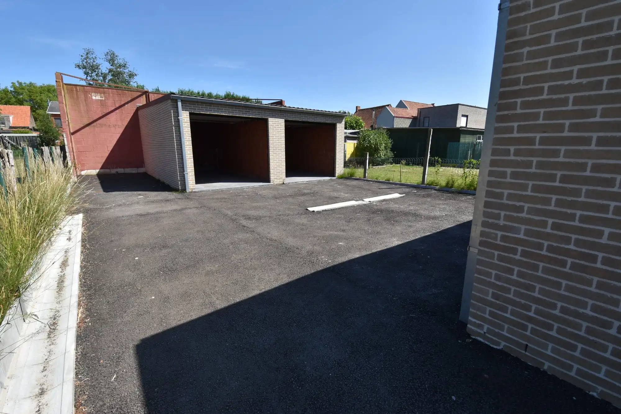 RUIME garagebox met automatische poort foto {{pictureIndex}}