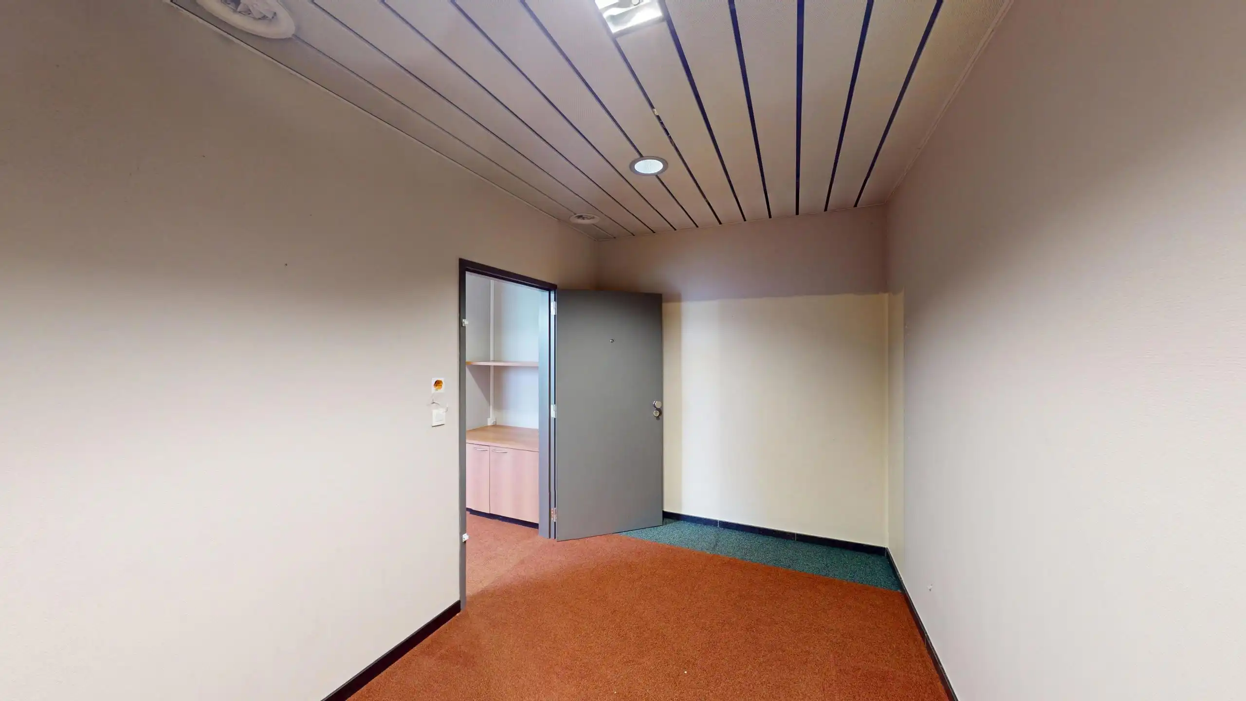 Zeer ruim kantoor op commerciële locatie in centrum Beringen foto 31