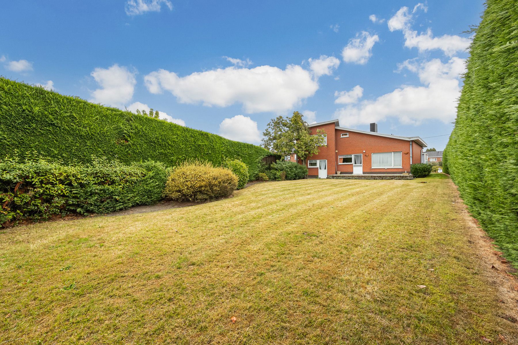 IN OPTIE. Vrijstaande woning met 3slk op 678m2 foto 2