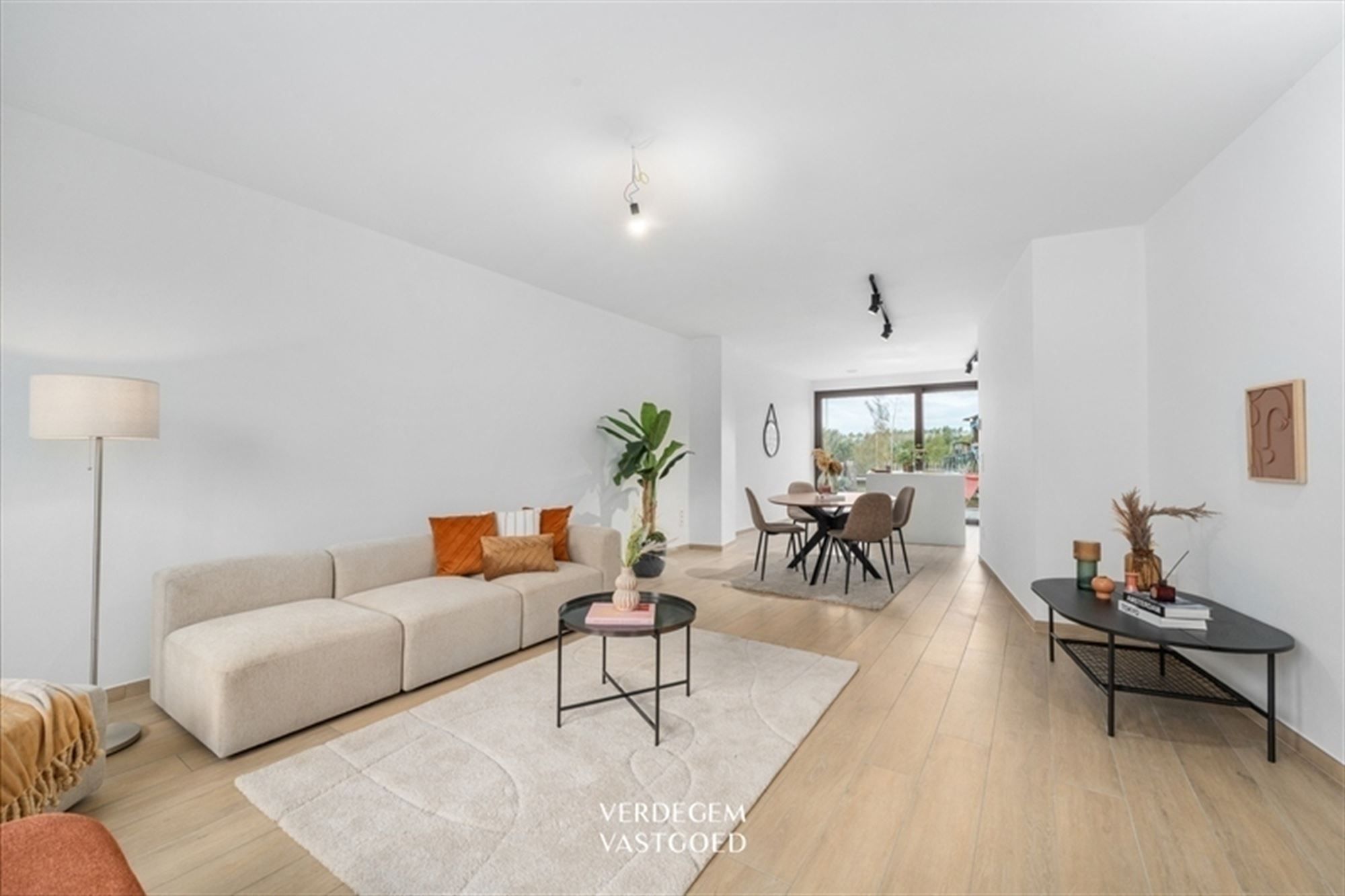 Verrassend leuke woning met 3 slaapkamers, autostaanplaats en gemeenschappelijke zwemvijver foto {{pictureIndex}}