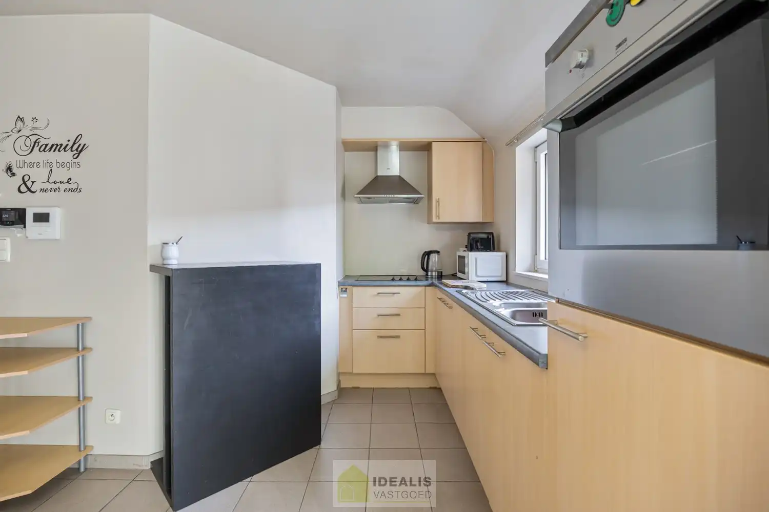 IDEALIS VASTGOED – KNAP APPARTEMENT GELEGEN OP UITERST CENTRALE LOCATIE TE OVERPELT, PELT. Dit knappe appartement met bouwjaar 2000 omvat een aangename ca.72m² en  biedt plaats aan een lichtrijke leefruimte met aansluitend goed onderhouden keuken, 2 knappe slaapkamers, badkamer en dakterras! Een fraai appartement, zeer geschikt voor kandidaten op zoek naar betaalbare woonruimte vlak bij het centrum van (Over)Pelt! foto 10
