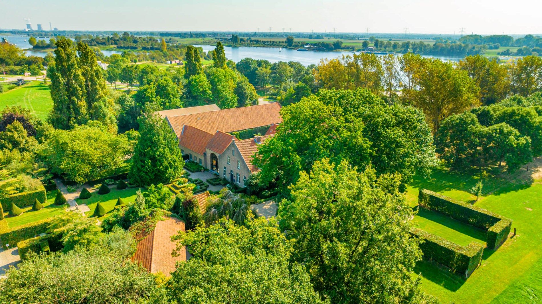 Prachtige vierkantshoeve omringd door weilanden en prachtige tuin foto 18