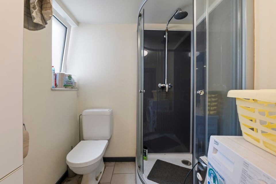 KNAP HANDELSPAND MET TWEE APART VERHUURDE APPARTEMENTEN IN HET CENTRUM VAN SINT-TRUIDEN foto 27