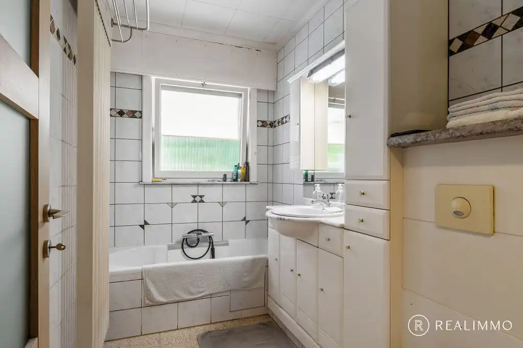 Alleenstaande instapklare woning op 1.483 m² in rustige ligging te Deerlijk! foto 9