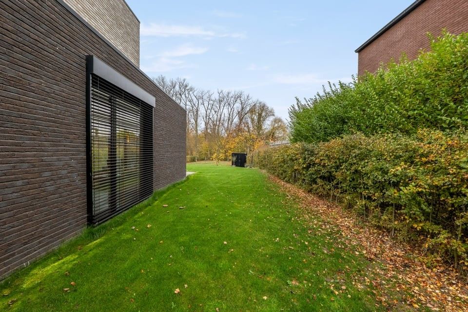 MODERNE HALFOPEN BEBOUWING MET INPANDIGE GARAGE EN RUIME TUIN IN SINT-TRUIDEN foto 32