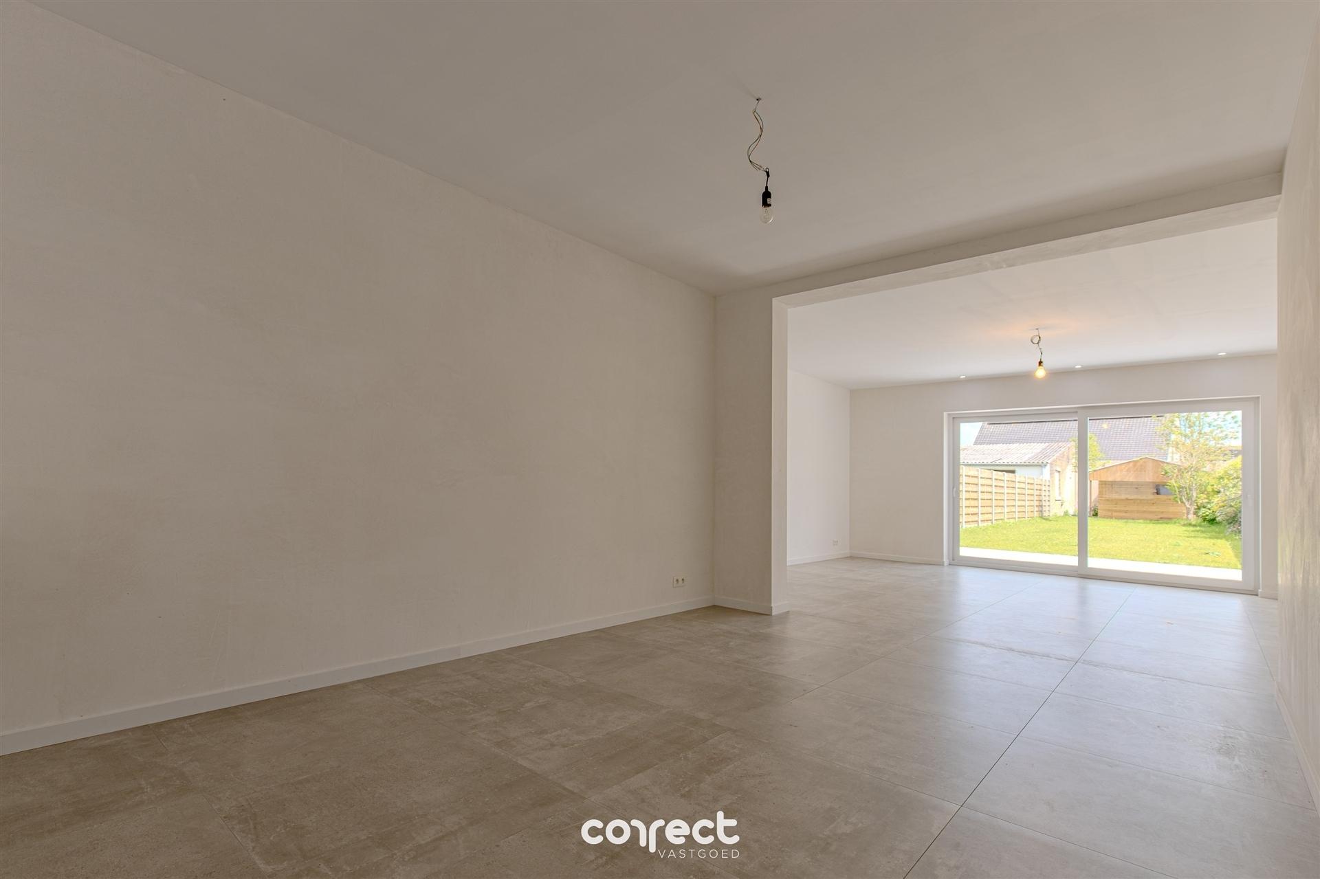 Volledig gerenoveerde, stijlvolle woning met 4 slaapkamers, 2 badkamers en een ruime zongerichte tuin, Instapklaar en energiezuinig! foto 3