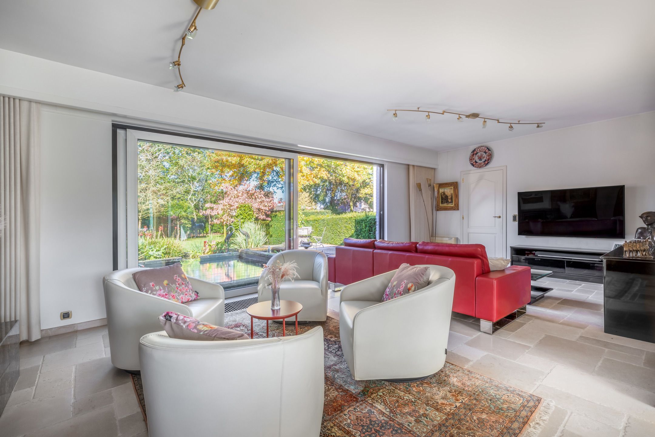 Split level woning op perceel van 2.232m² met veel privacy foto 8