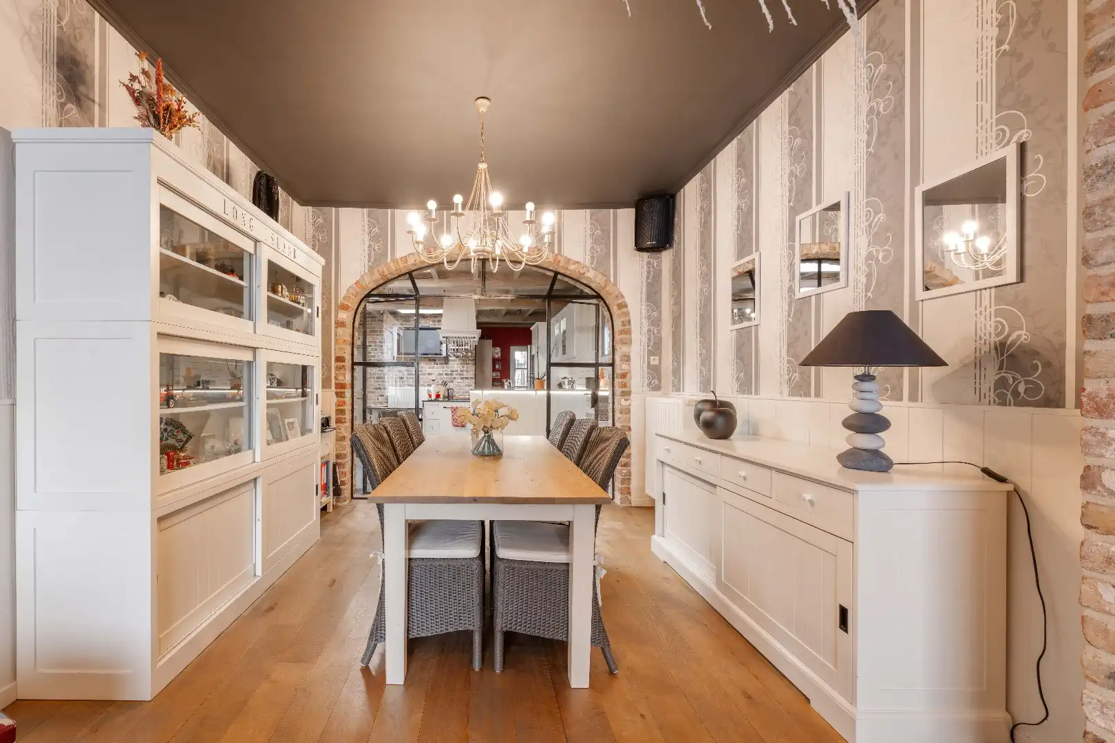 GROTENDEELS GERENOVEERDE GEZINSWONING 2006 MET 3 SLPKS EN TUIN foto 8