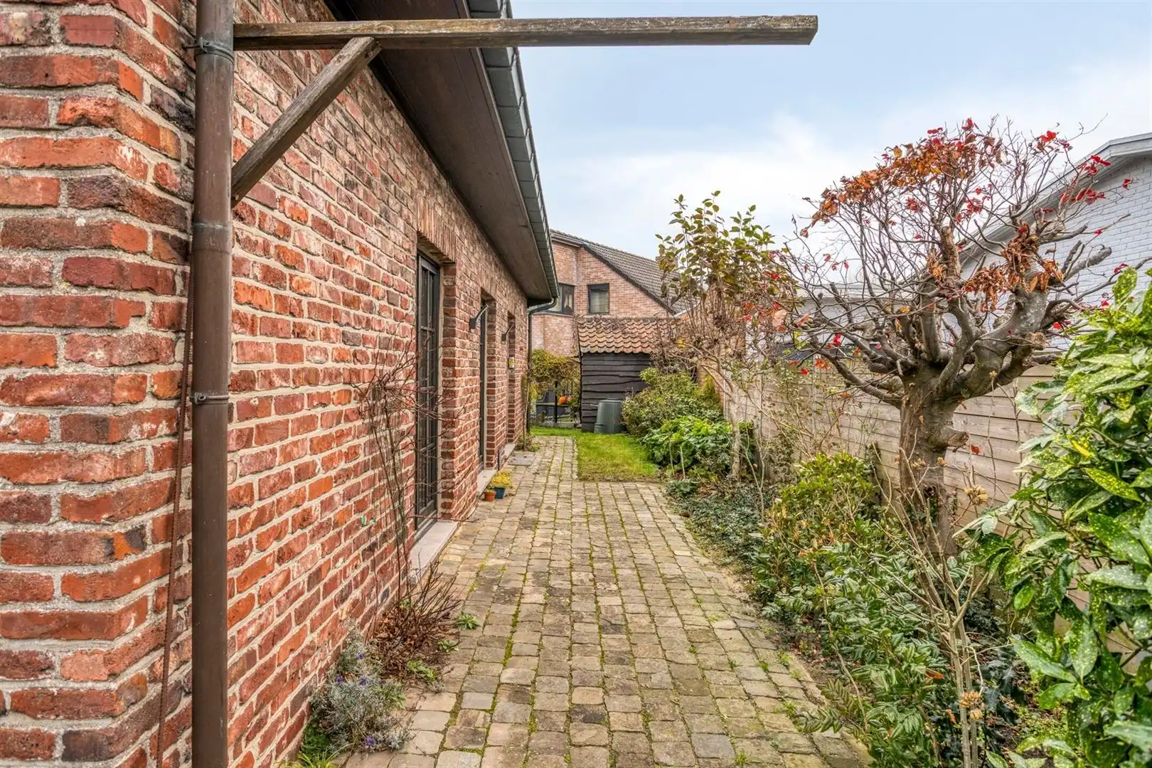 Rustig gelegen open bebouwing met 3 slaapkamers en garage op een perceel van 556 m². foto 28