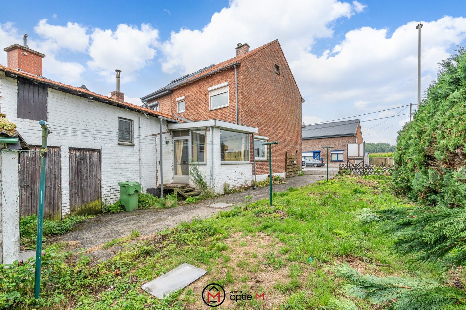 Te renoveren woning met zicht op uitgestrekte velden foto 3
