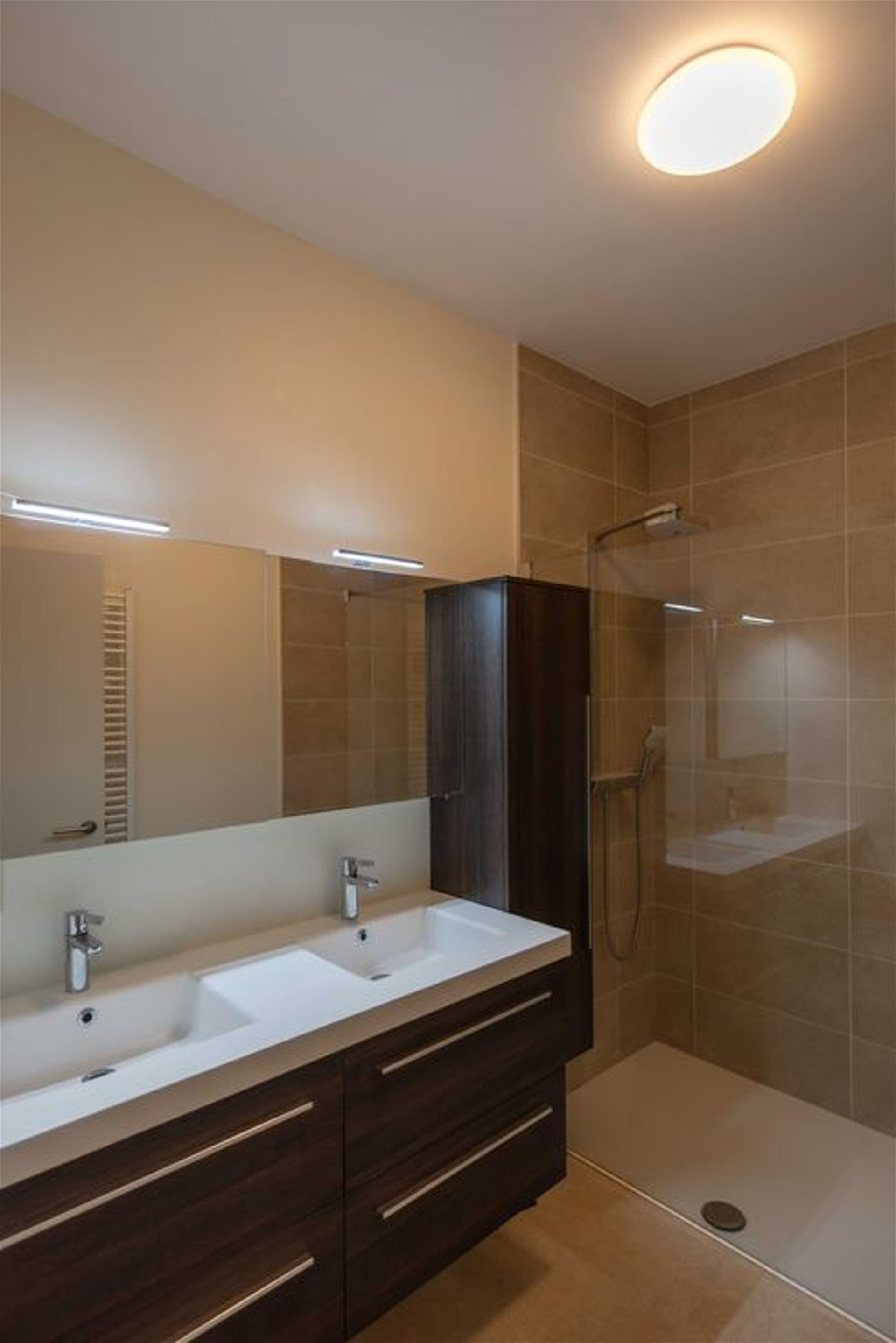 Mooie volledig gemeubileerde flat te huur gelegen in EU wijk foto 10