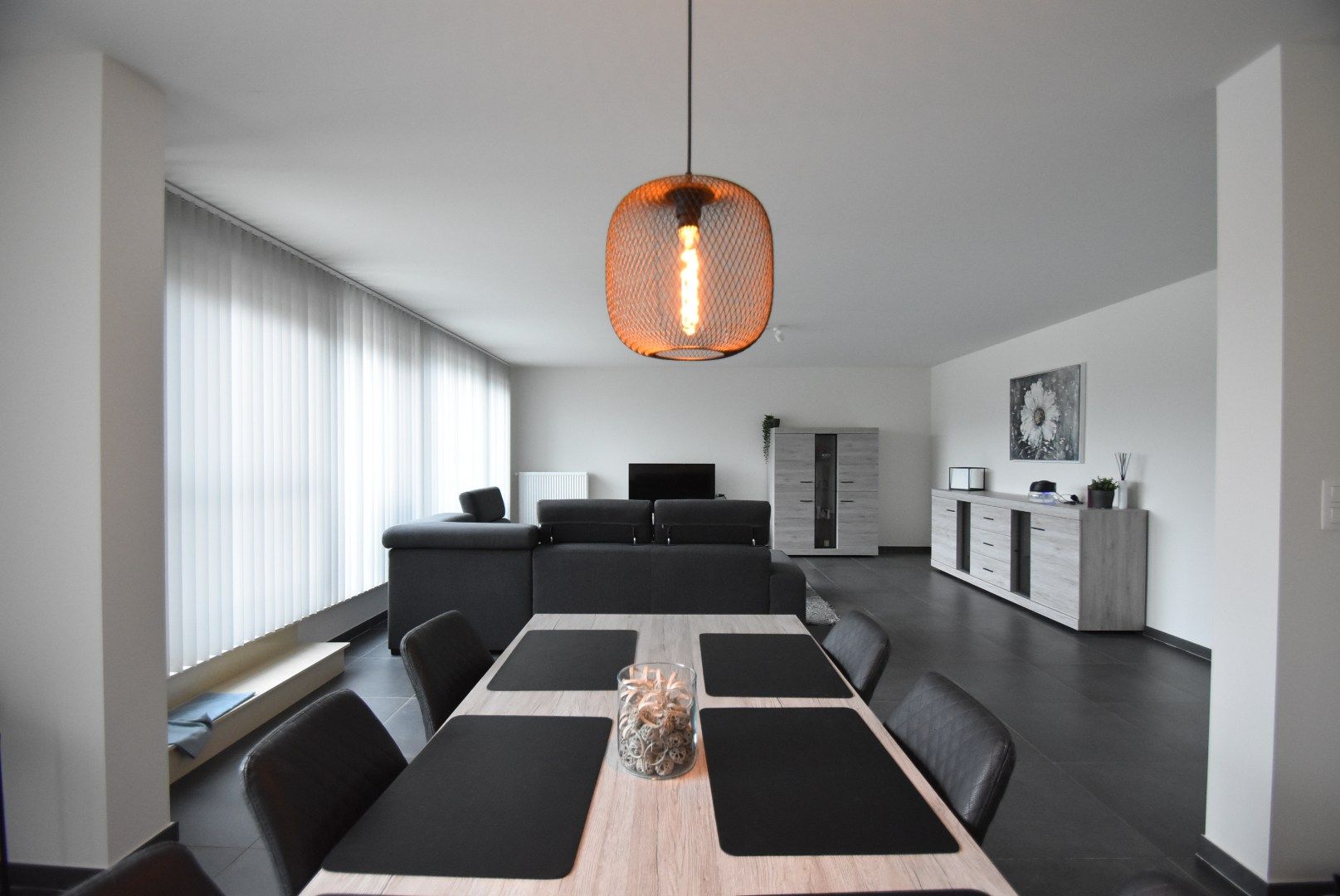 Knap ingericht  en ruim appartement met 2 slaapkamers en groot terras foto 14