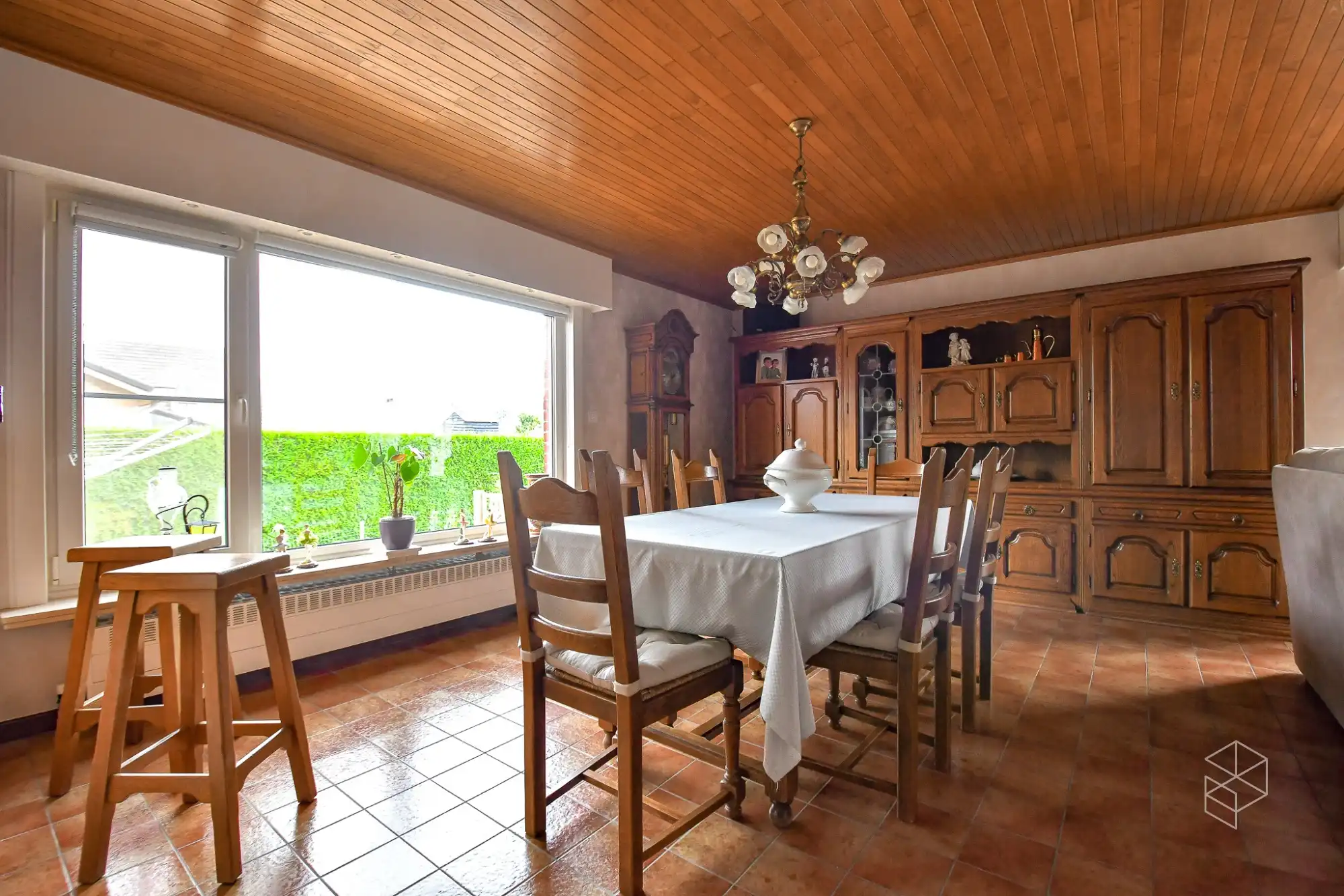 Ruime woning met grote tuin te Oostkamp foto 8