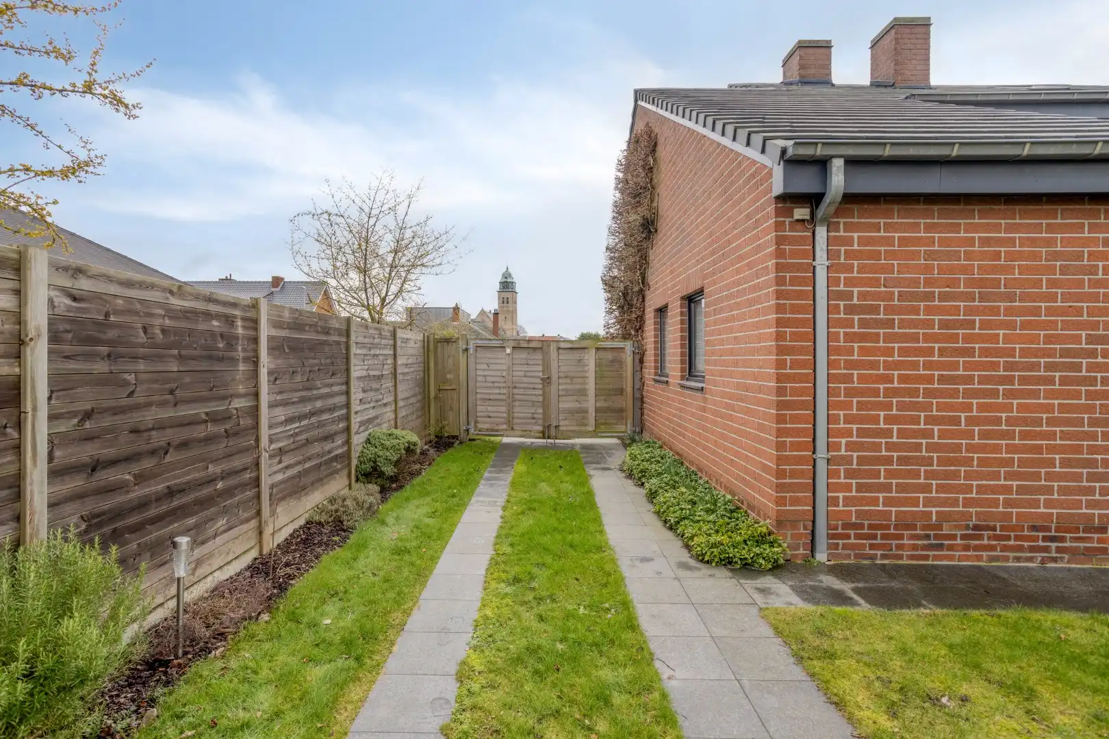 Open bebouwing met mooie tuin en 2 garages op topligging! foto 22