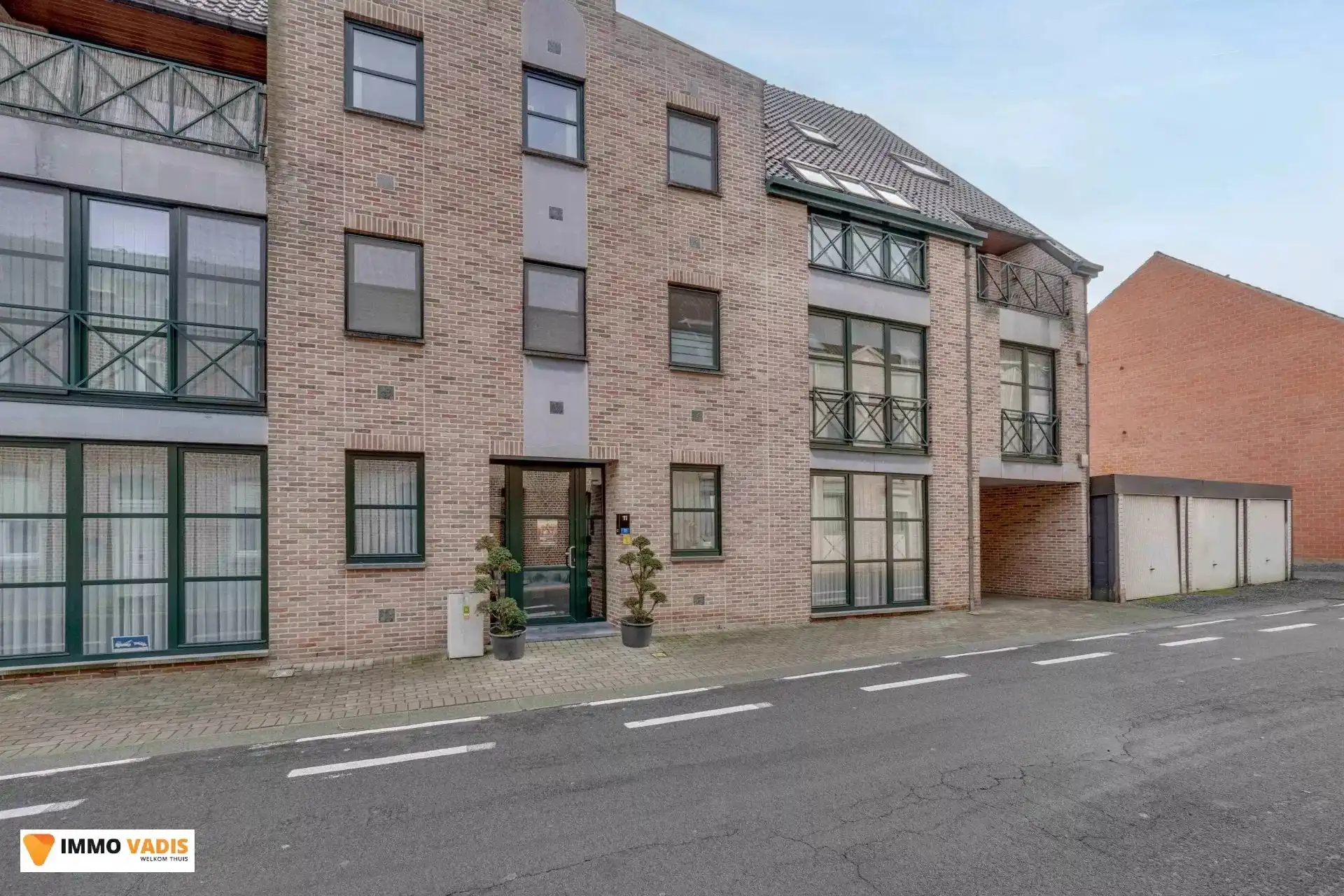 Ruim appartement in centrum Bilzen met Garagebox foto {{pictureIndex}}