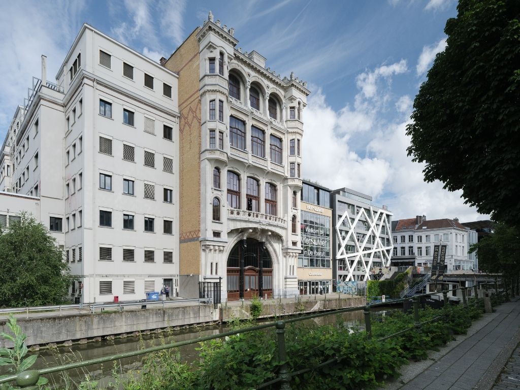 Gegeerde locatie! Lichtrijk en instapklaar appartement met zicht op het water en de Vooruit. foto 2