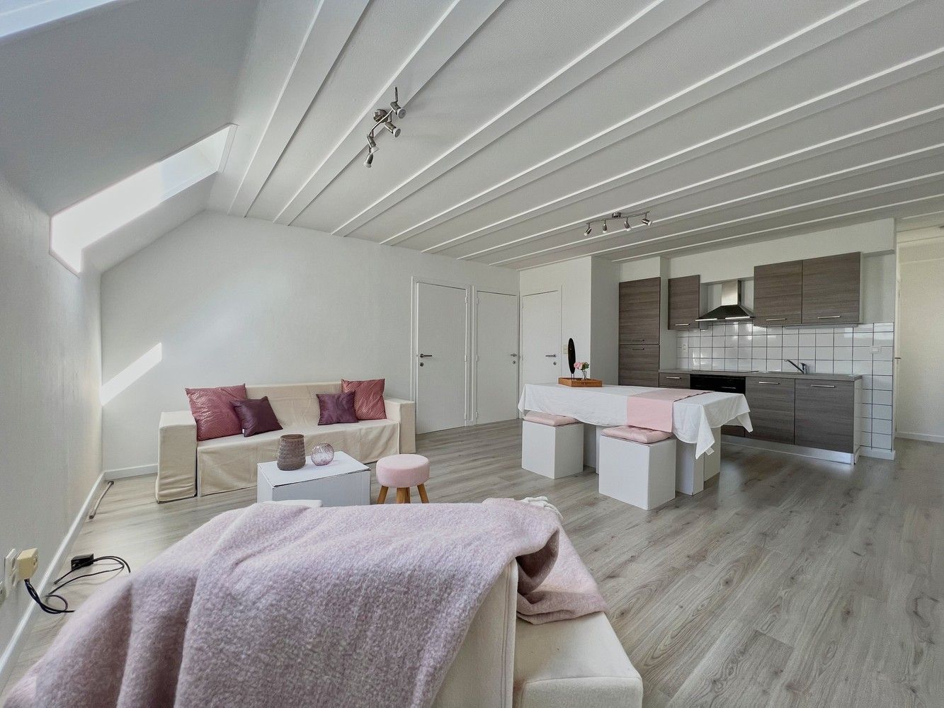 Lichtrijke, instapklaar appartement met 2 slpks.! foto {{pictureIndex}}