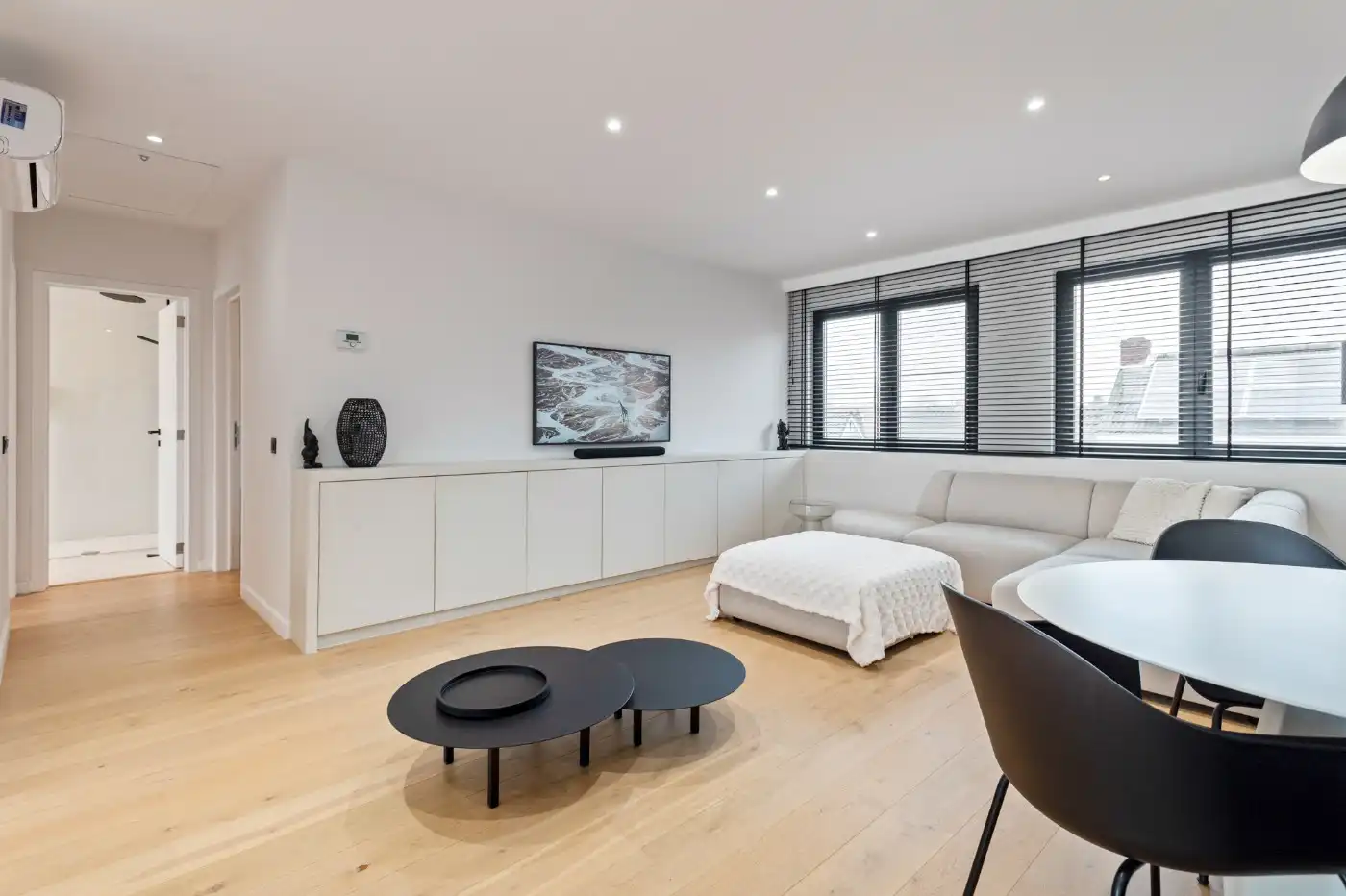 Stijlvol app. op 2e verd. met 2 slpk., groot terras en autostaanplaats foto {{pictureIndex}}