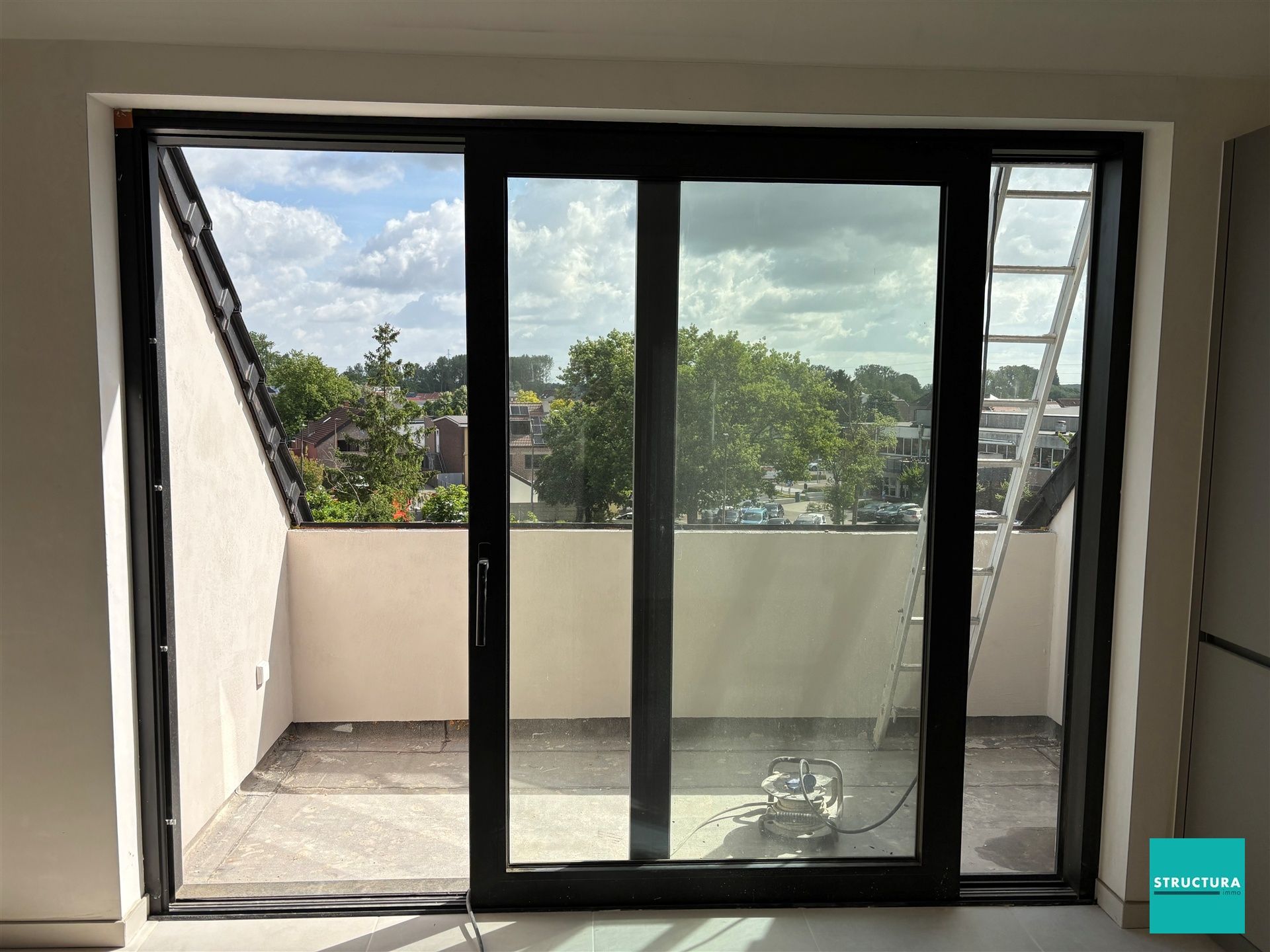 Appartement met 2 slaapkamers en 2 staanplaatsen in centrum Merchtem foto 2
