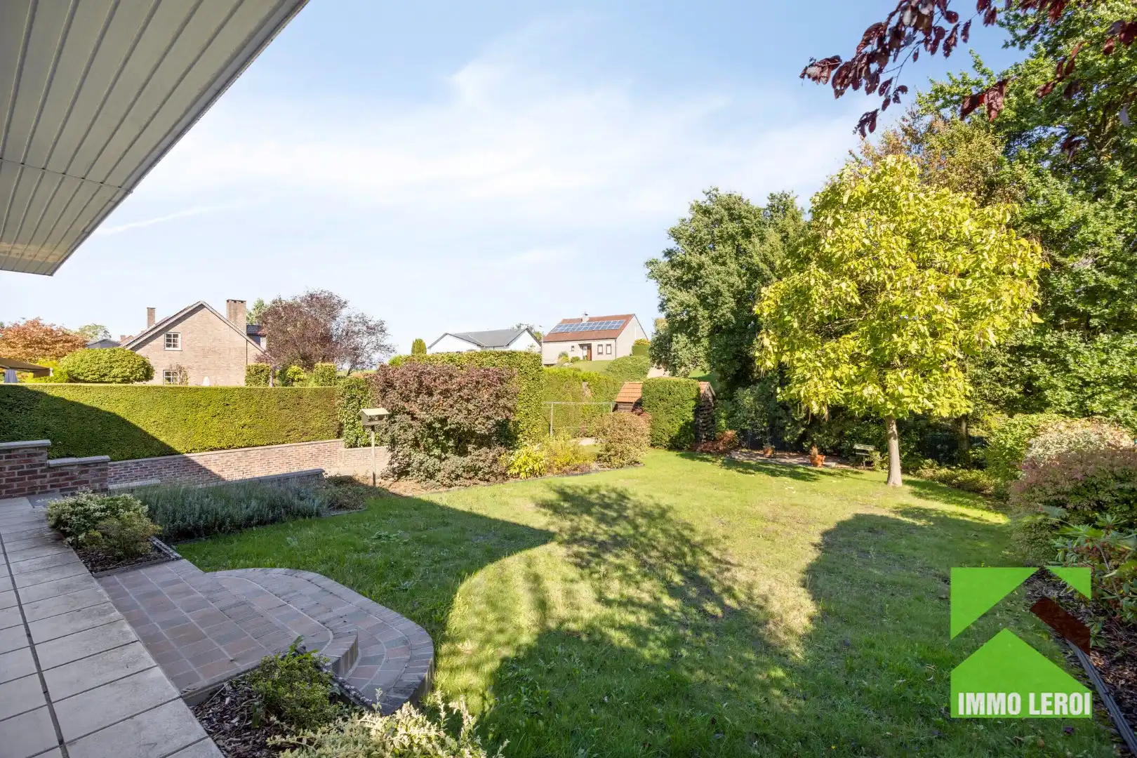 Ruime en stijlvolle bungalow met aangename tuin en ruim overdekt terras foto 2