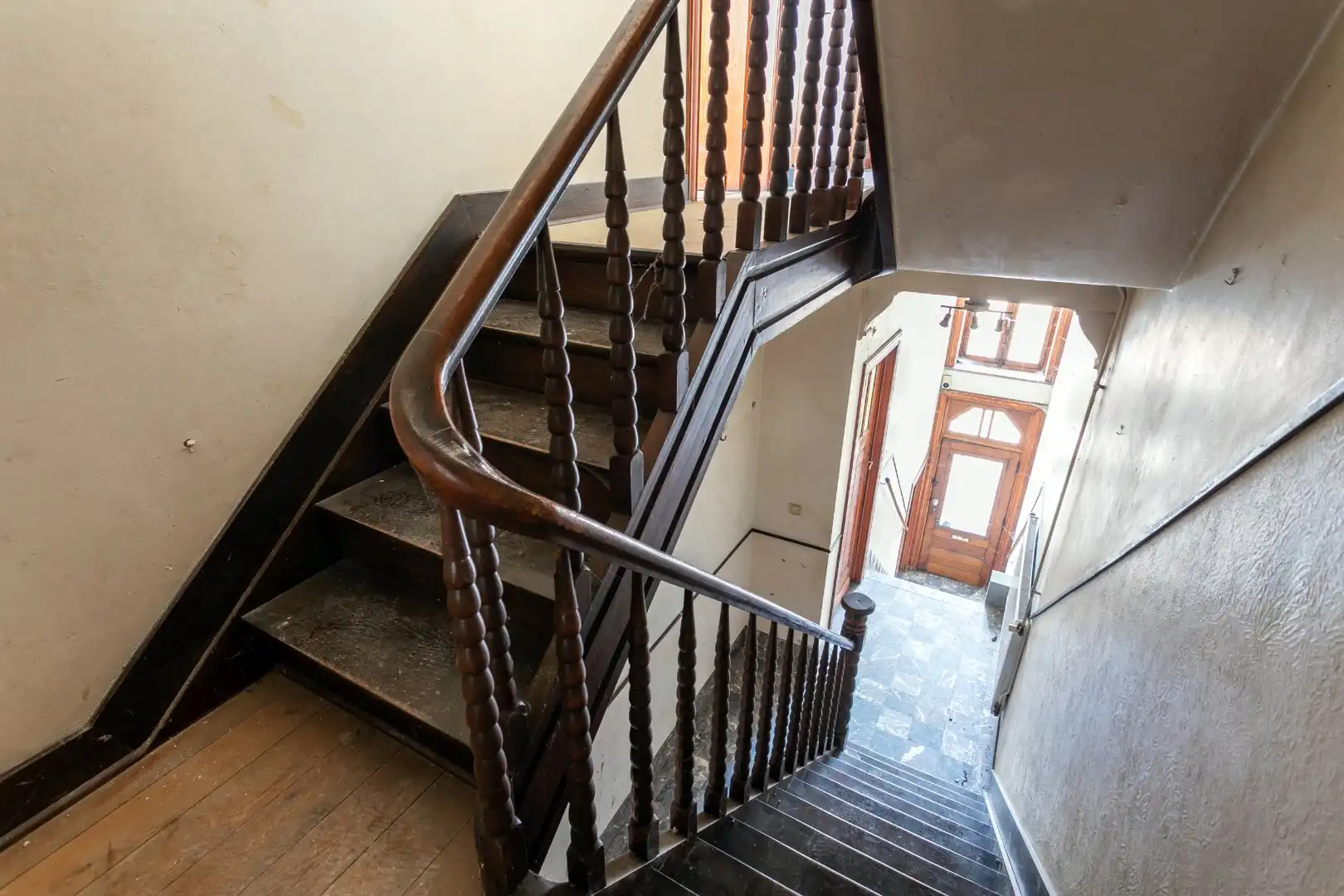 Kraktervolle woning met veel potentieel, 2 autostaanplaatsen en tuin te Dworp foto 6