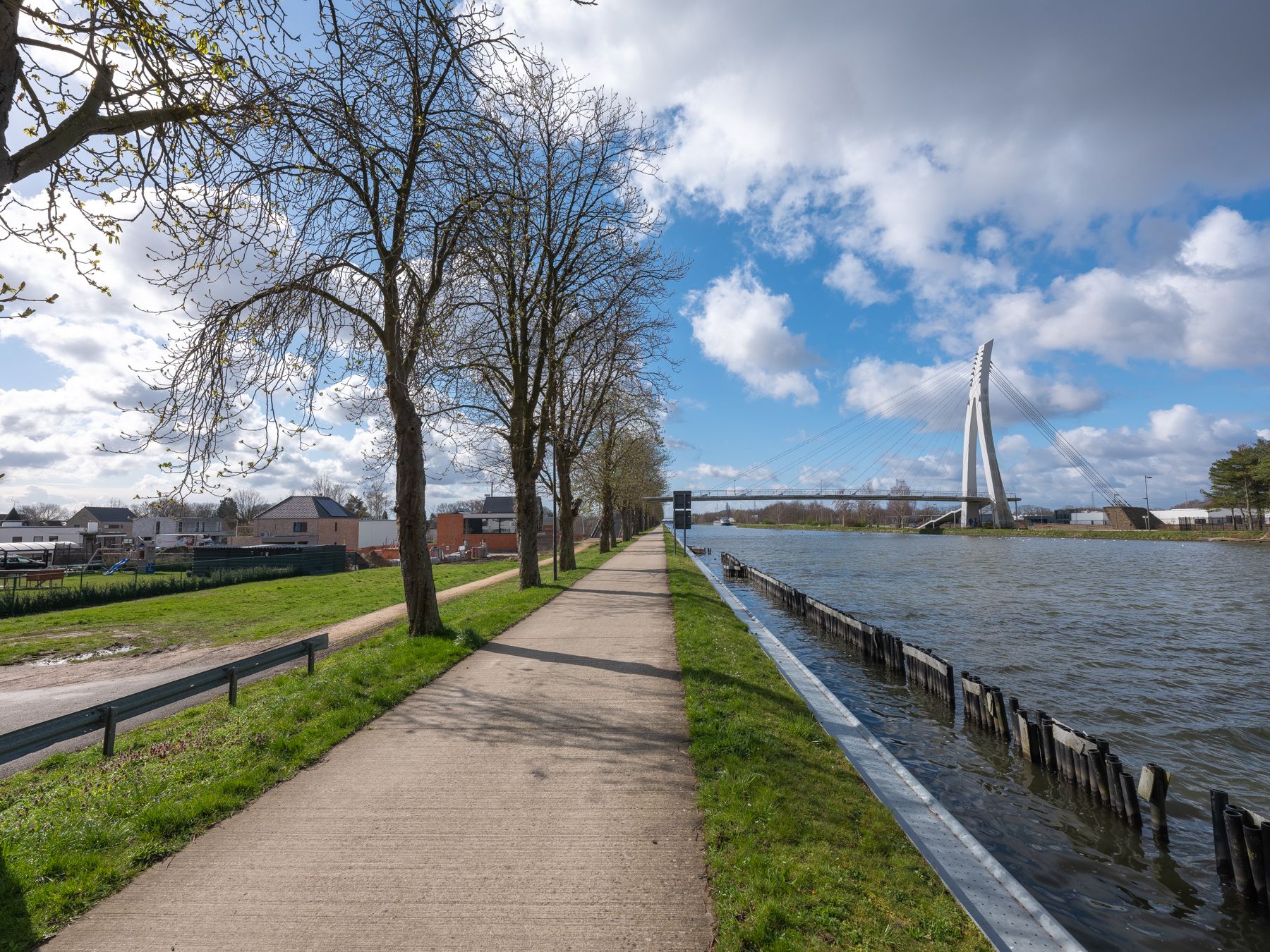 Uniek gelegen bouwperceel met een prachtig uitzicht op de Zuid-Willemsvaart op 5a te Lanklaar.  foto 4